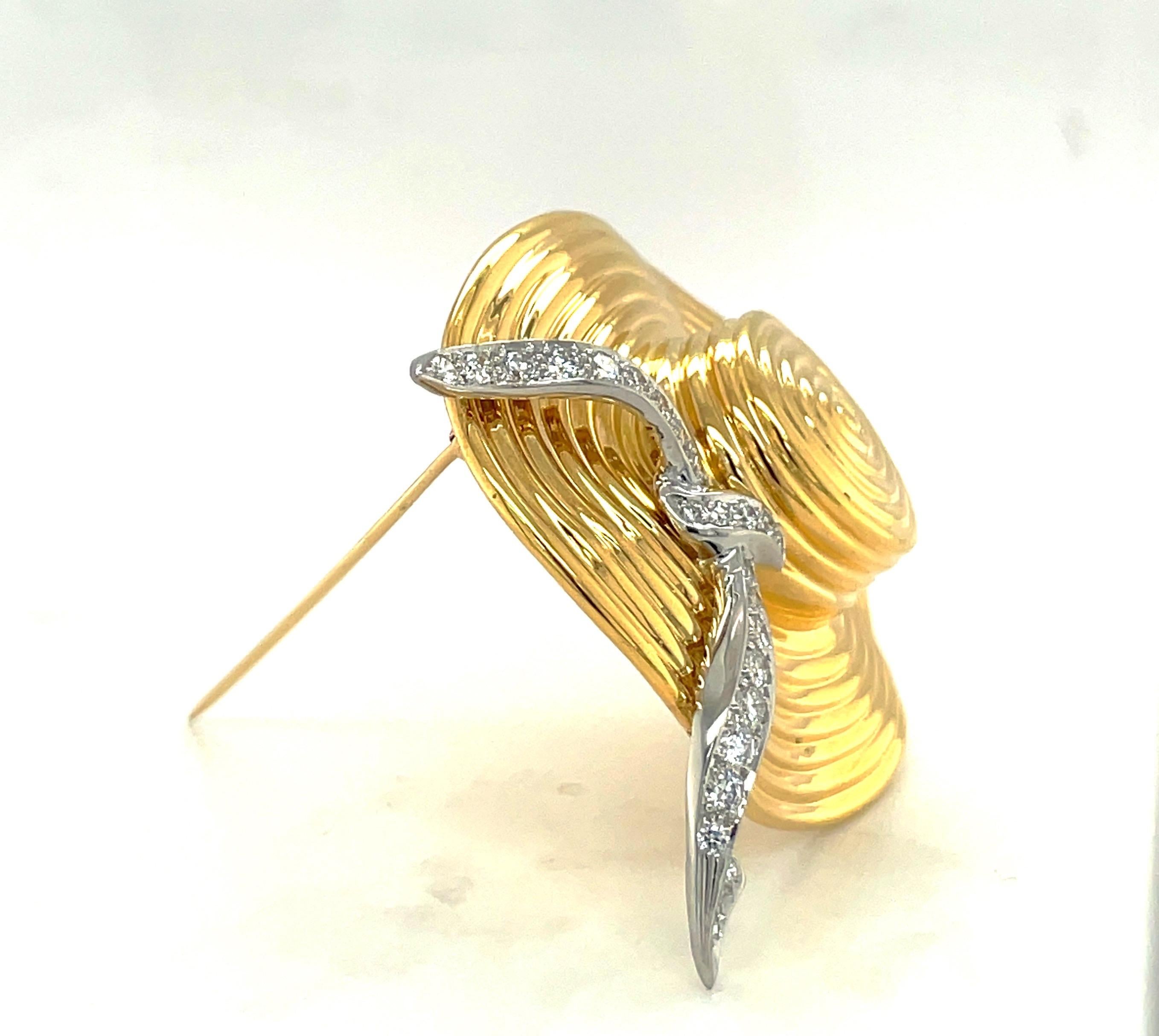 Entworfen von der legendären Charles Turi Jewelry Company.
Diese breitkrempige Hutbrosche aus 18 Karat Gelbgold hat ein mit runden Brillanten besetztes Platinband.
Die Brosche misst 2 Zoll breit und 1 1/2 Zoll lang.
Gesamtgewicht der Diamanten 0,80