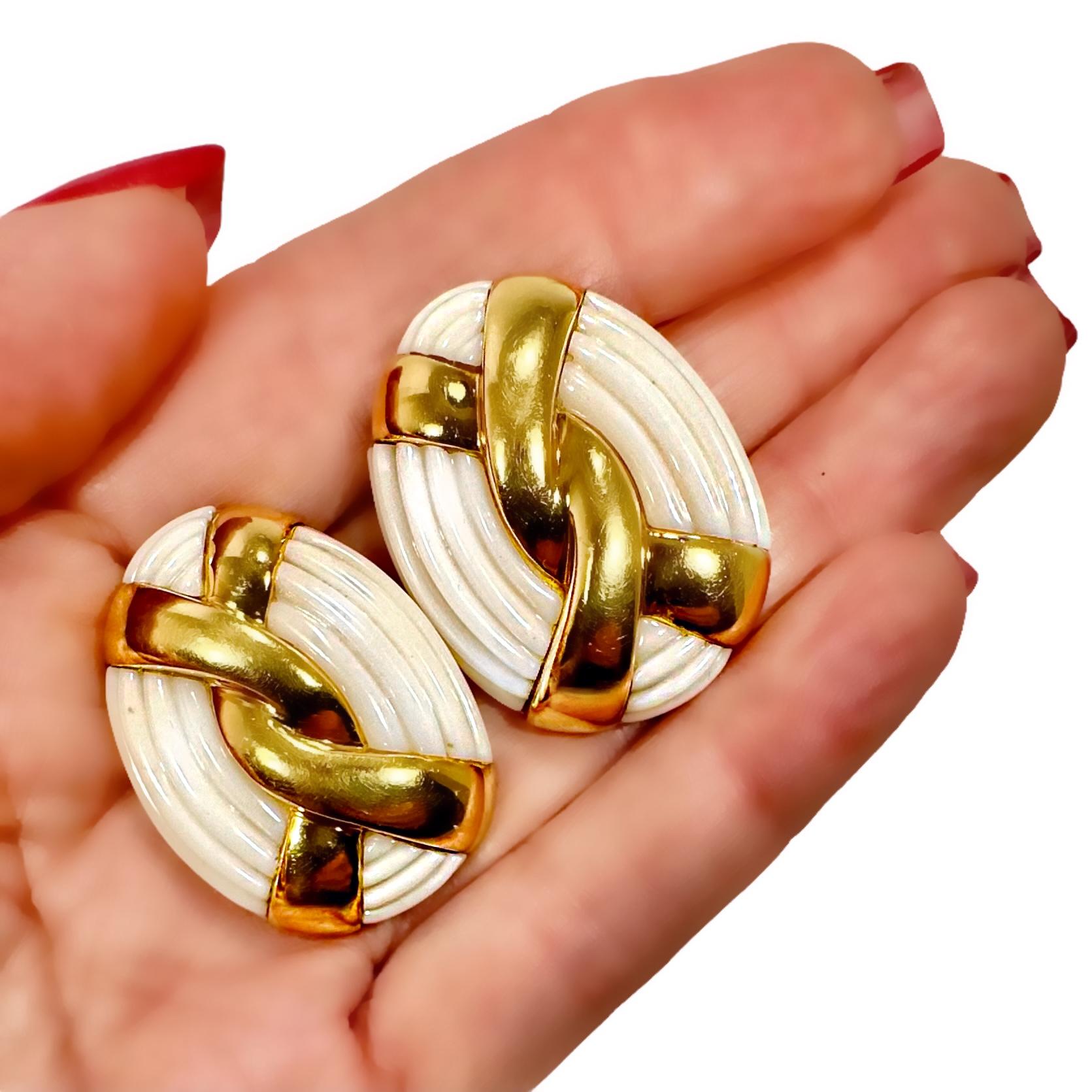 Pendientes con clip de coral blanco estriado y oro de 18 quilates Charles Turi - 1,25 pulgadas de largo en venta 4