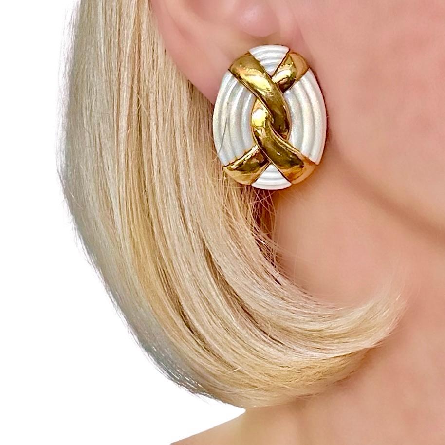 Pendientes con clip de coral blanco estriado y oro de 18 quilates Charles Turi - 1,25 pulgadas de largo en venta 5