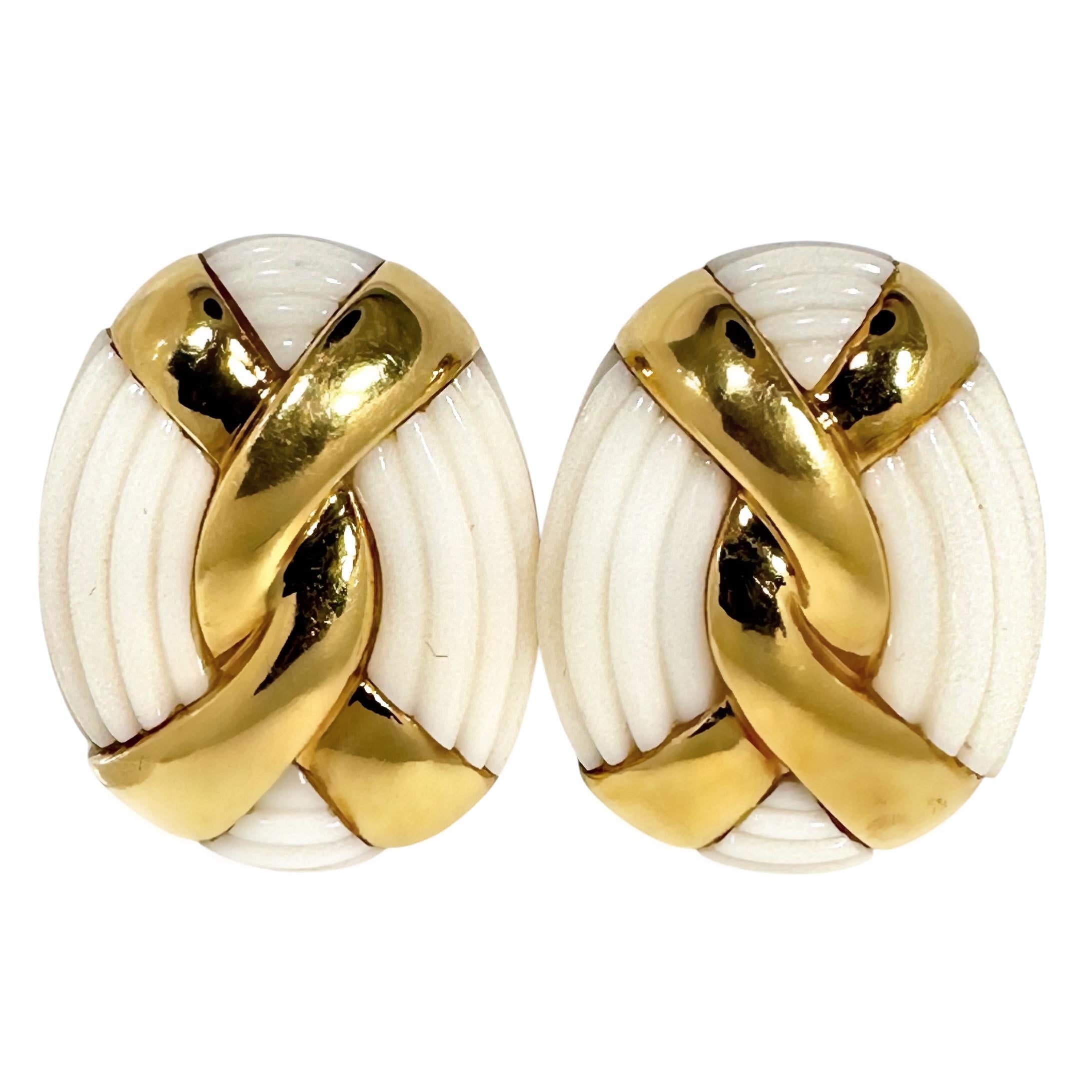 Este par vintage de pendientes de clip de oro amarillo de 18 quilates y coral blanco, imaginados y creados por el diseñador Charles Turi,* hará las delicias de cualquier mujer a la que le gusten los pendientes de gran tamaño.  Un nudo de oro