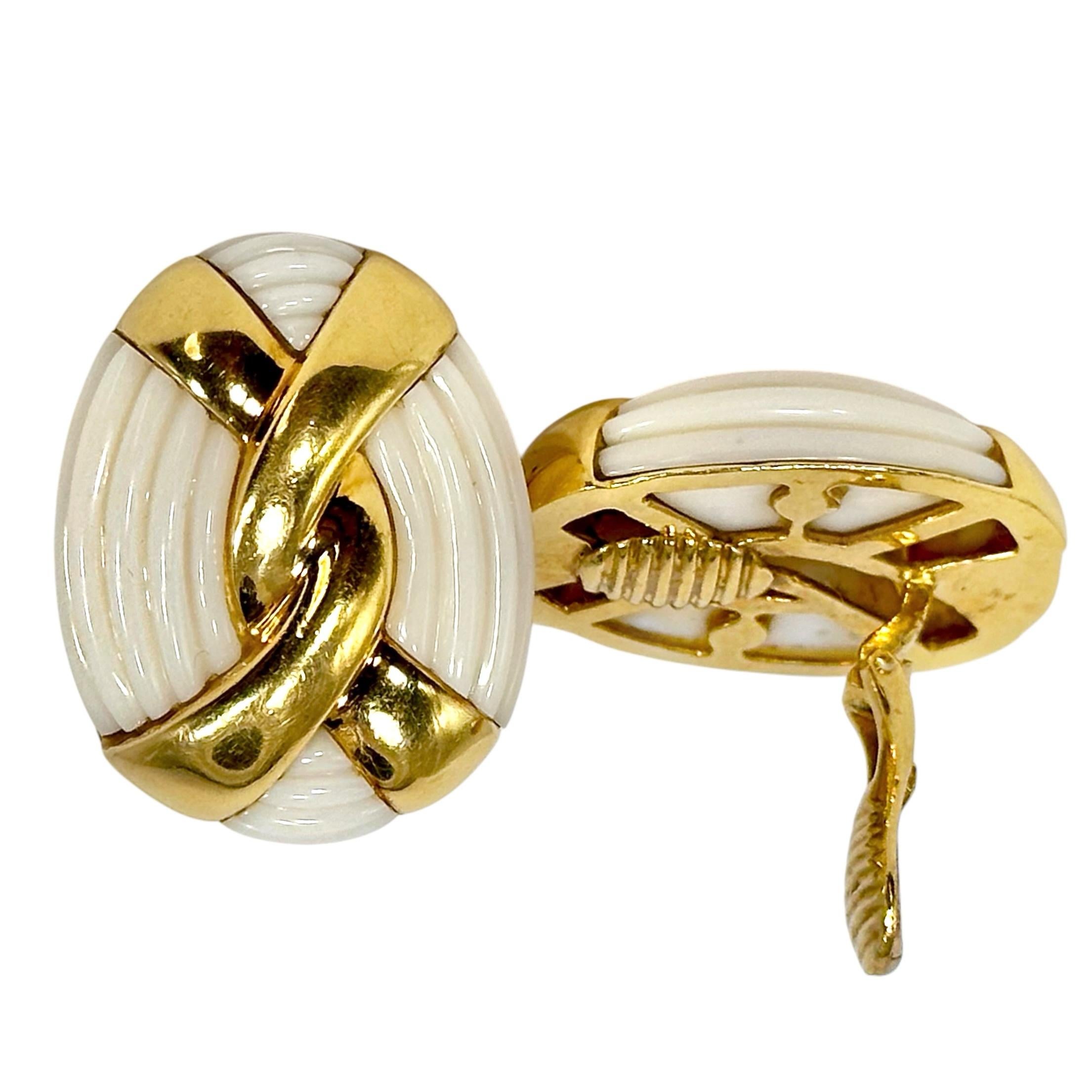 Pendientes con clip de coral blanco estriado y oro de 18 quilates Charles Turi - 1,25 pulgadas de largo Moderno en venta