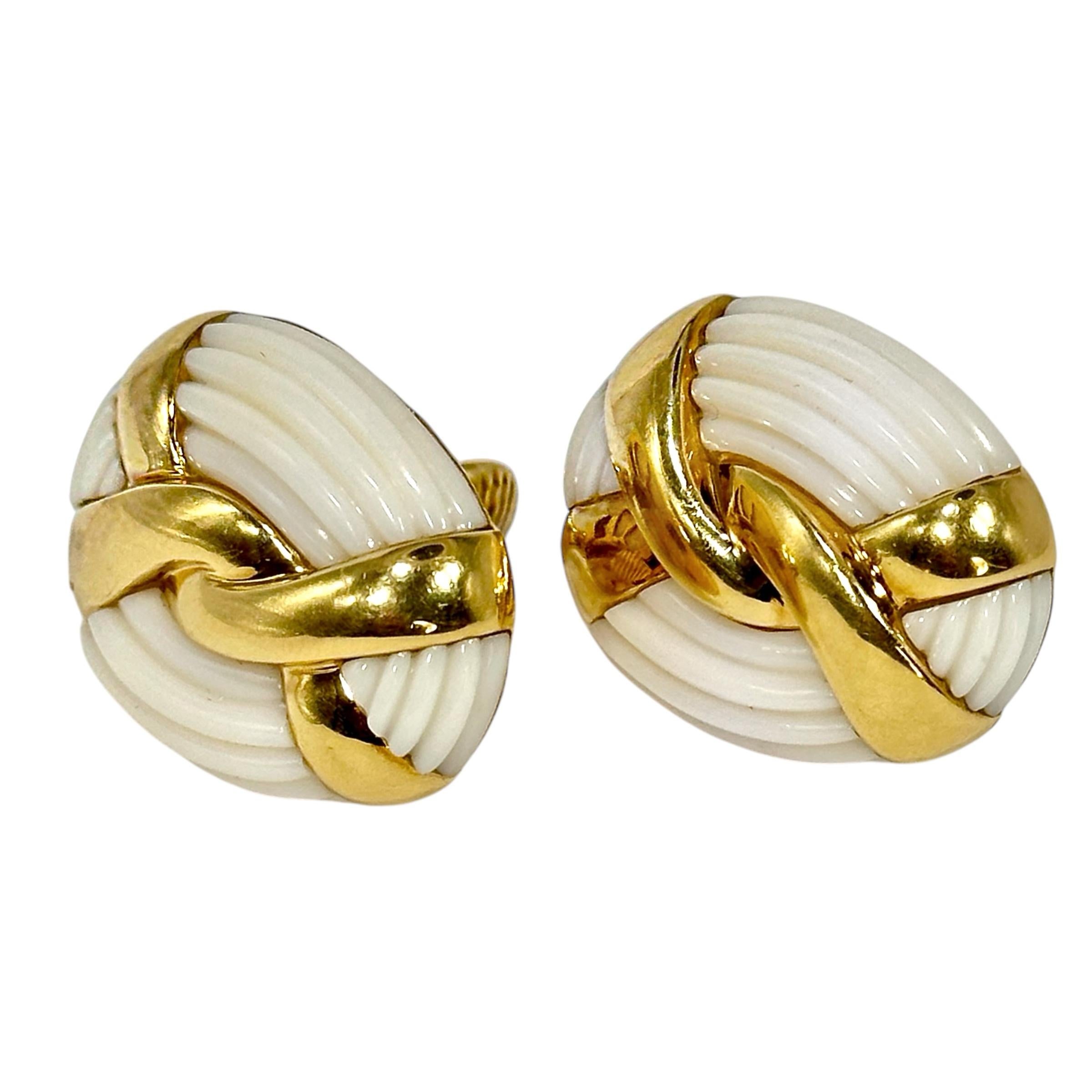 Pendientes con clip de coral blanco estriado y oro de 18 quilates Charles Turi - 1,25 pulgadas de largo Corte brillante en venta