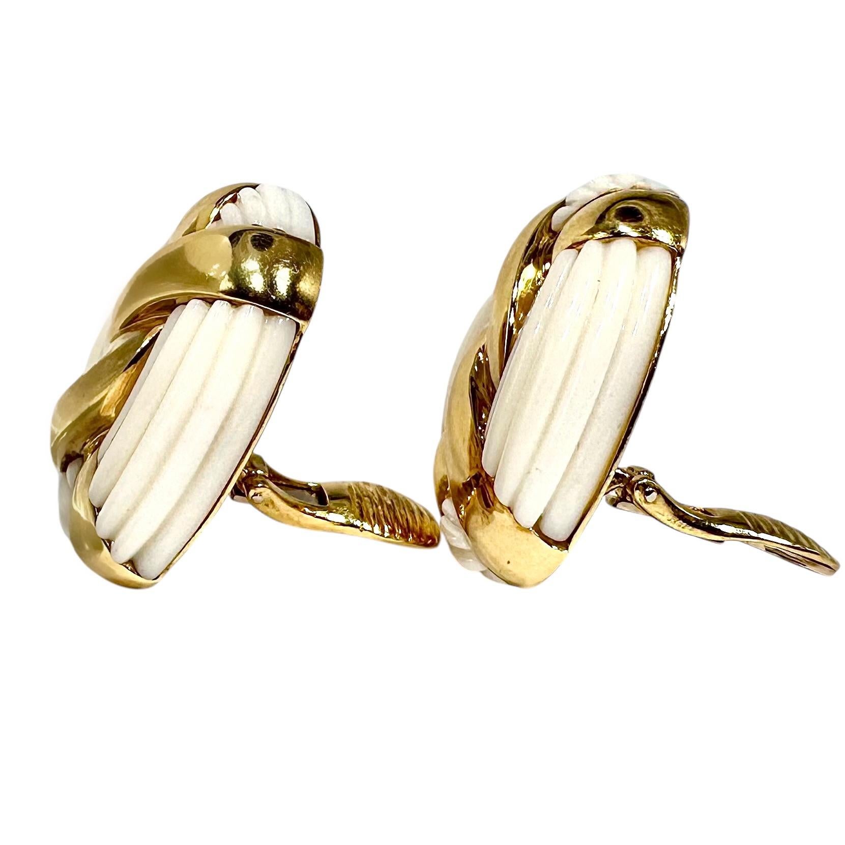 Pendientes con clip de coral blanco estriado y oro de 18 quilates Charles Turi - 1,25 pulgadas de largo en Bueno estado para la venta en Palm Beach, FL