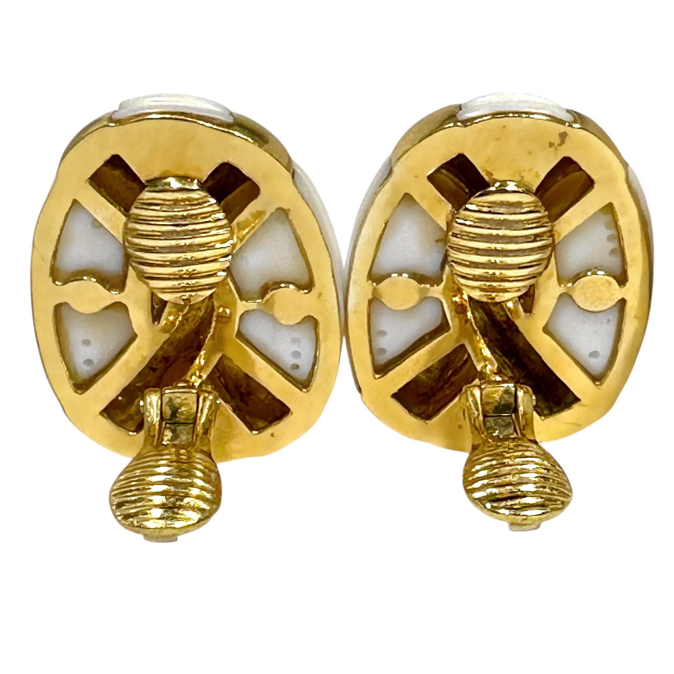 De las mujeres Pendientes con clip de coral blanco estriado y oro de 18 quilates Charles Turi - 1,25 pulgadas de largo en venta