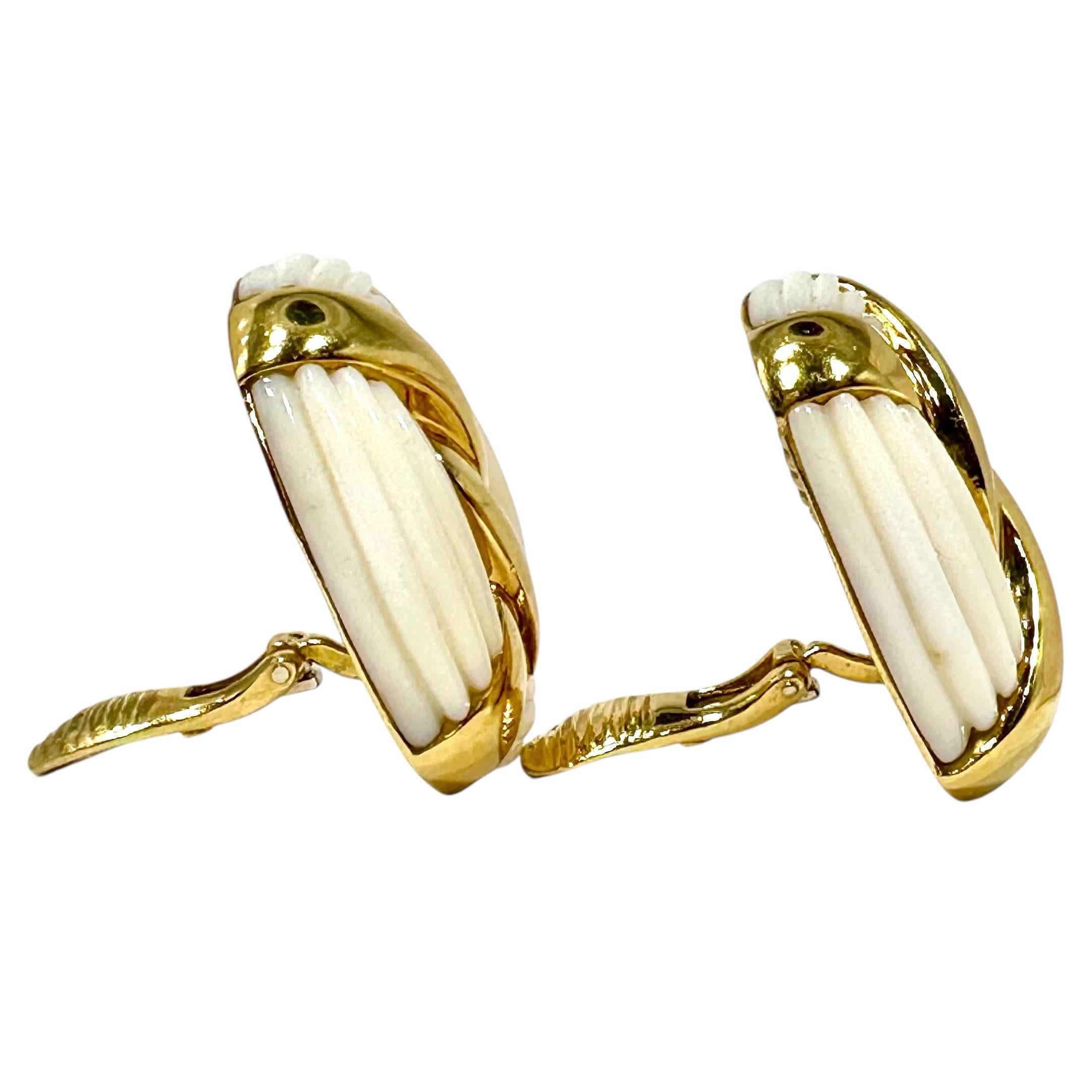 Pendientes con clip de coral blanco estriado y oro de 18 quilates Charles Turi - 1,25 pulgadas de largo en venta 1