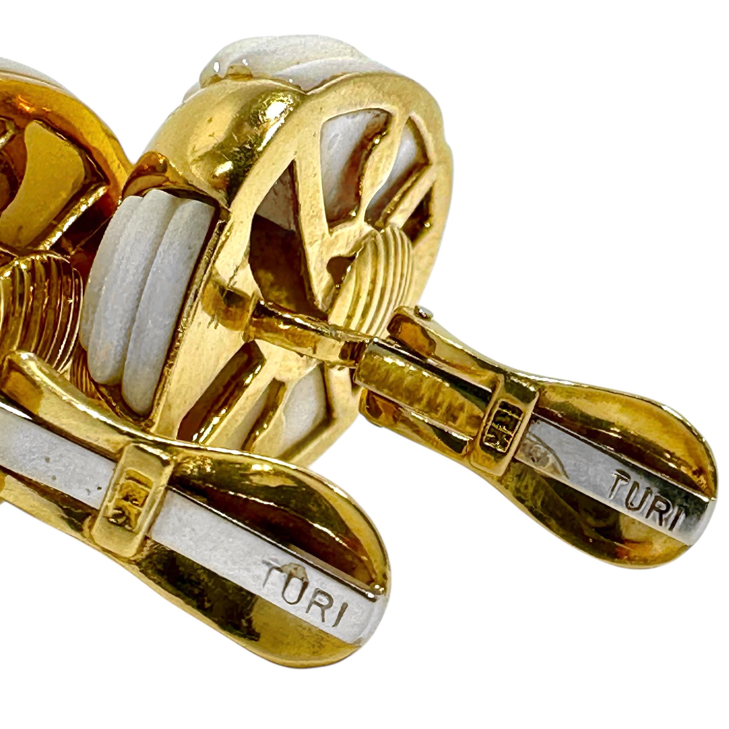 Pendientes con clip de coral blanco estriado y oro de 18 quilates Charles Turi - 1,25 pulgadas de largo en venta 2
