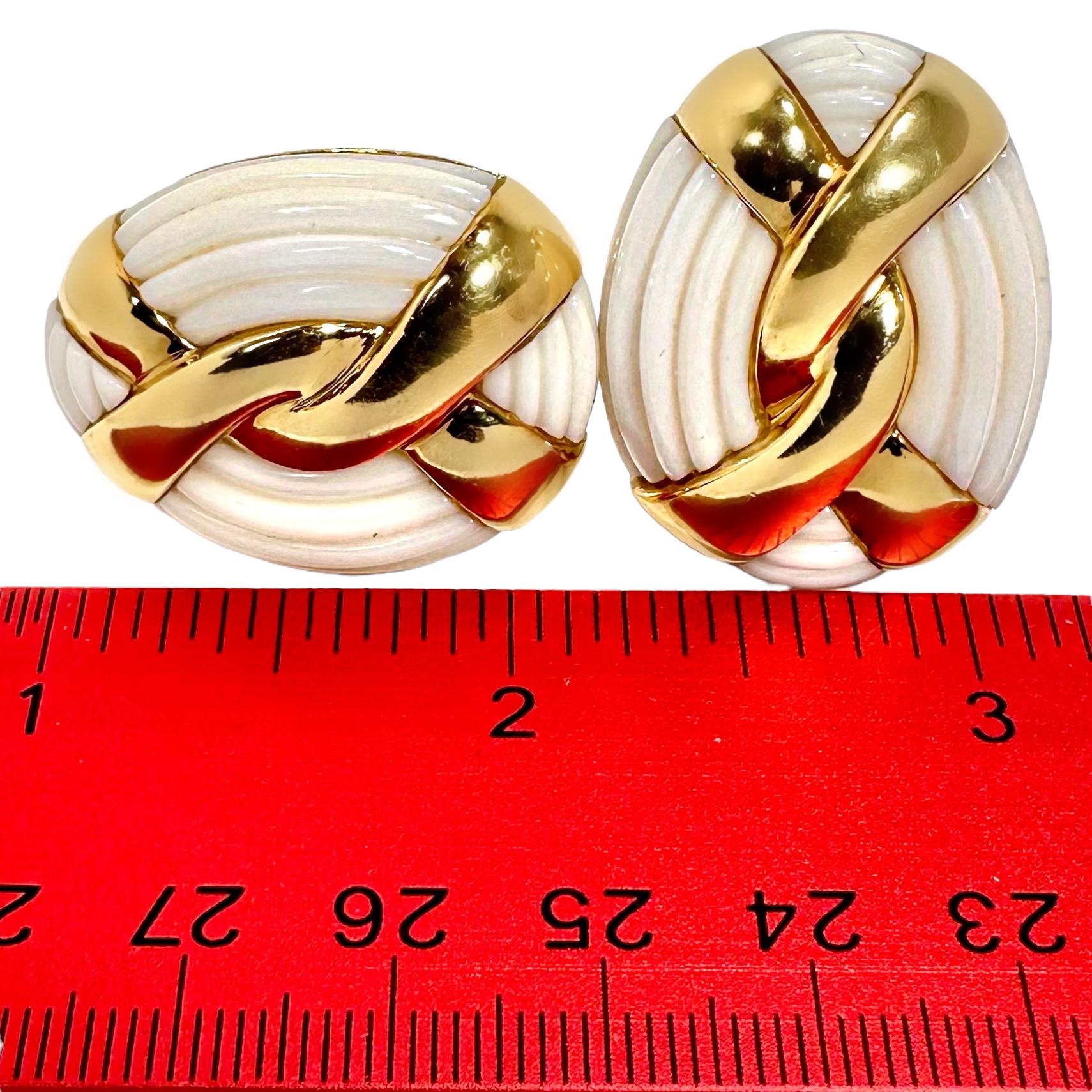 Pendientes con clip de coral blanco estriado y oro de 18 quilates Charles Turi - 1,25 pulgadas de largo en venta 3