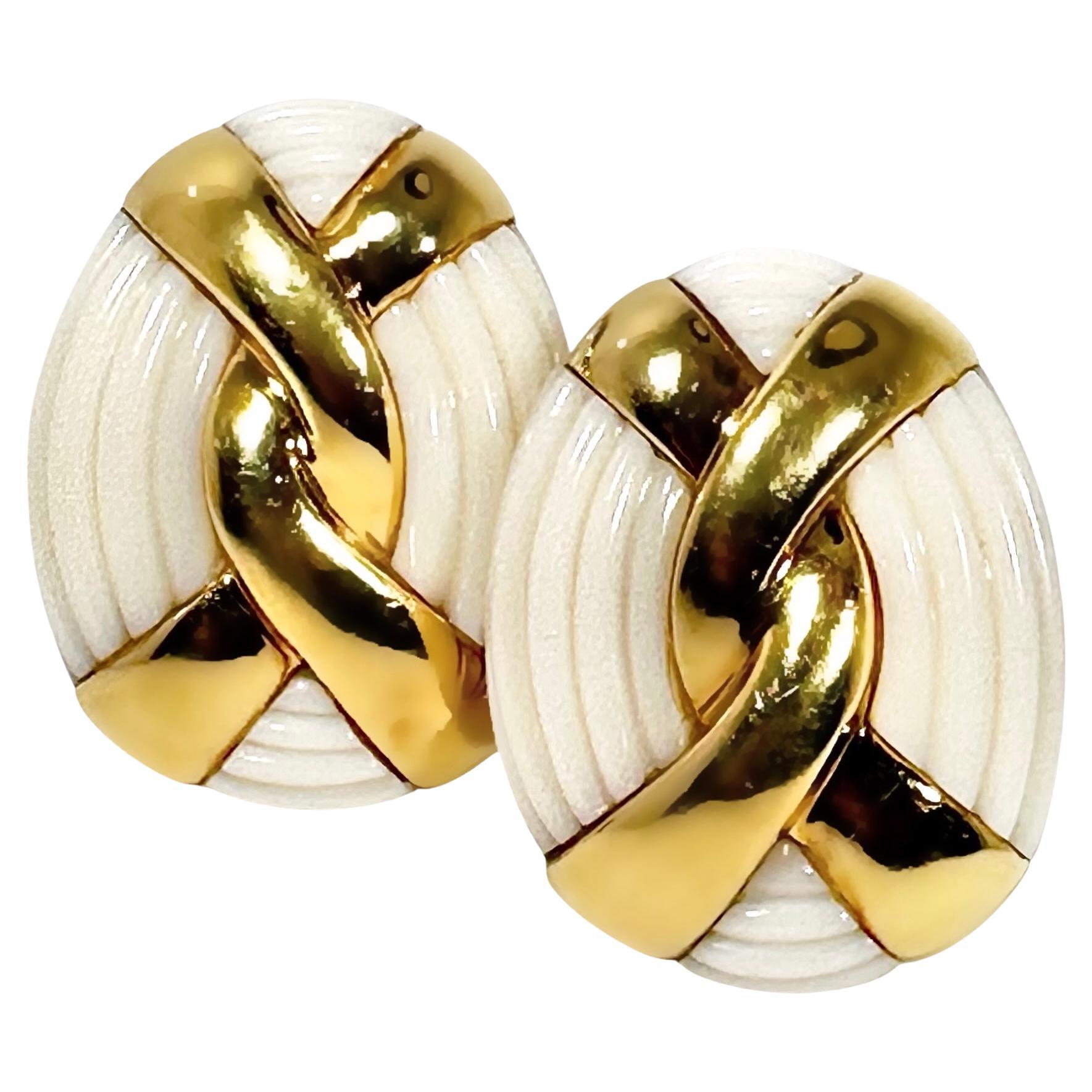 Pendientes con clip de coral blanco estriado y oro de 18 quilates Charles Turi - 1,25 pulgadas de largo en venta