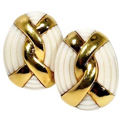 Pendientes con clip de coral blanco estriado y oro de 18 quilates Charles Turi - 1,25 pulgadas de largo