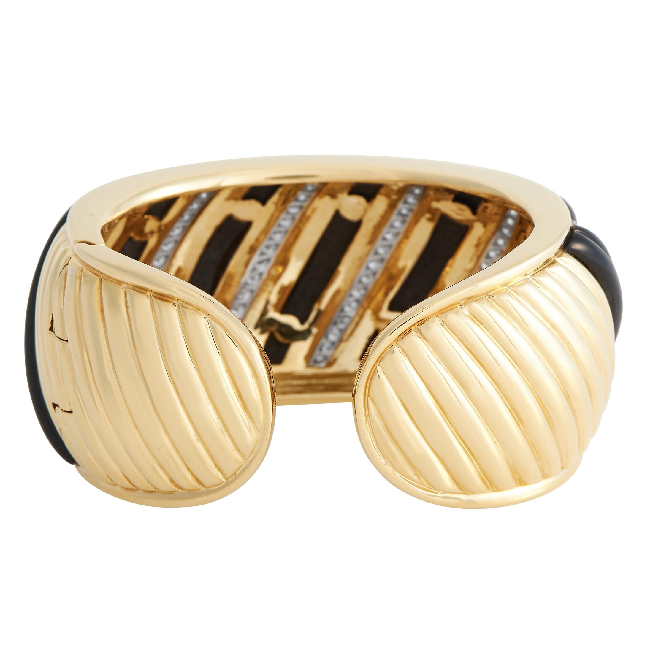 Charles Turi 18 Karat Gelbgold 5,30 Karat  Diamant und Onyx Manschettenarmband (Gemischter Schliff)