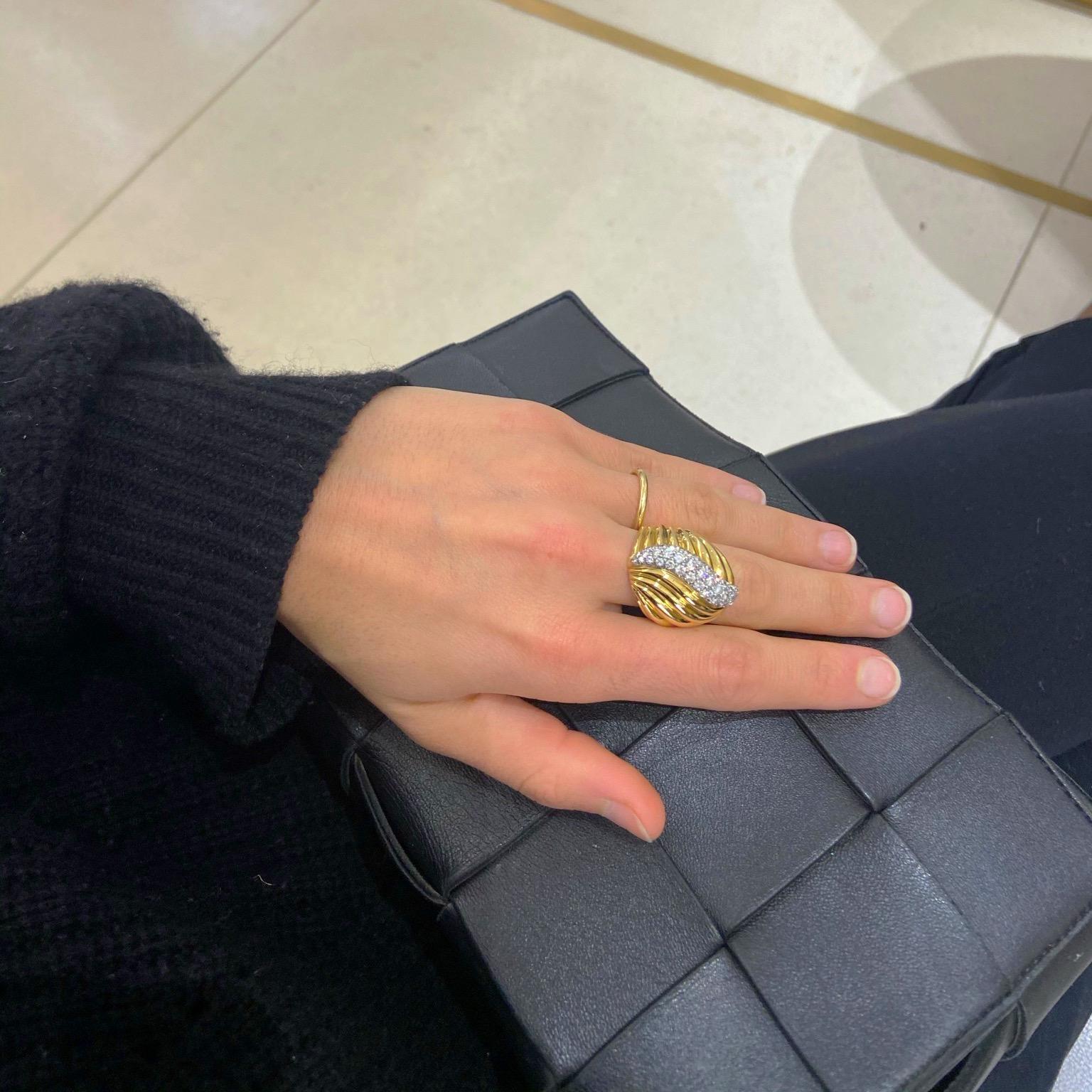 Diseñado por la legendaria empresa de joyería Charles Turi. Este anillo de oro amarillo de 18 quilates presenta un diseño en espiral con un centro de platino. El centro del anillo está engastado con 3 filas de diamantes brillantes redondos.
Peso del
