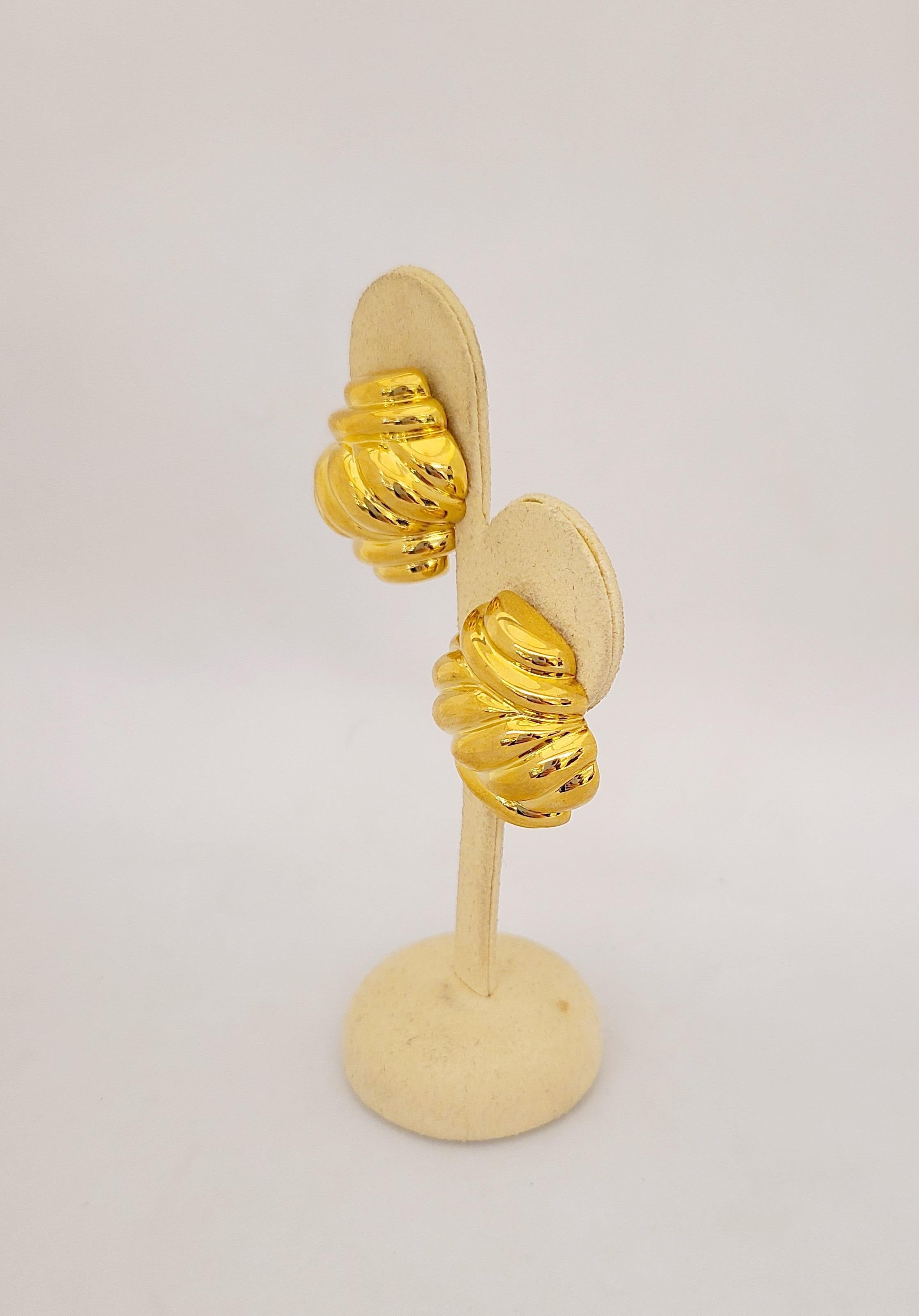 Hi Polierte Twist-Ohrringe von Charles Turi aus 18 Karat Gelbgold (Zeitgenössisch) im Angebot