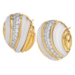 Pendientes de clip Charles Turi de oro de 18 quilates y platino con diamantes y coral