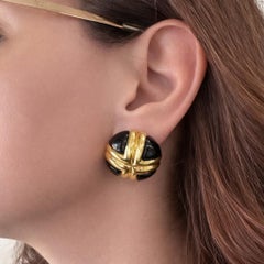 Charles Turi Orecchini a bottone grandi in oro giallo con onice nera tagliata su misura