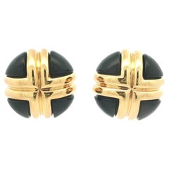 Charles Turi Orecchini a bottone grandi in oro giallo con onice nera tagliata su misura