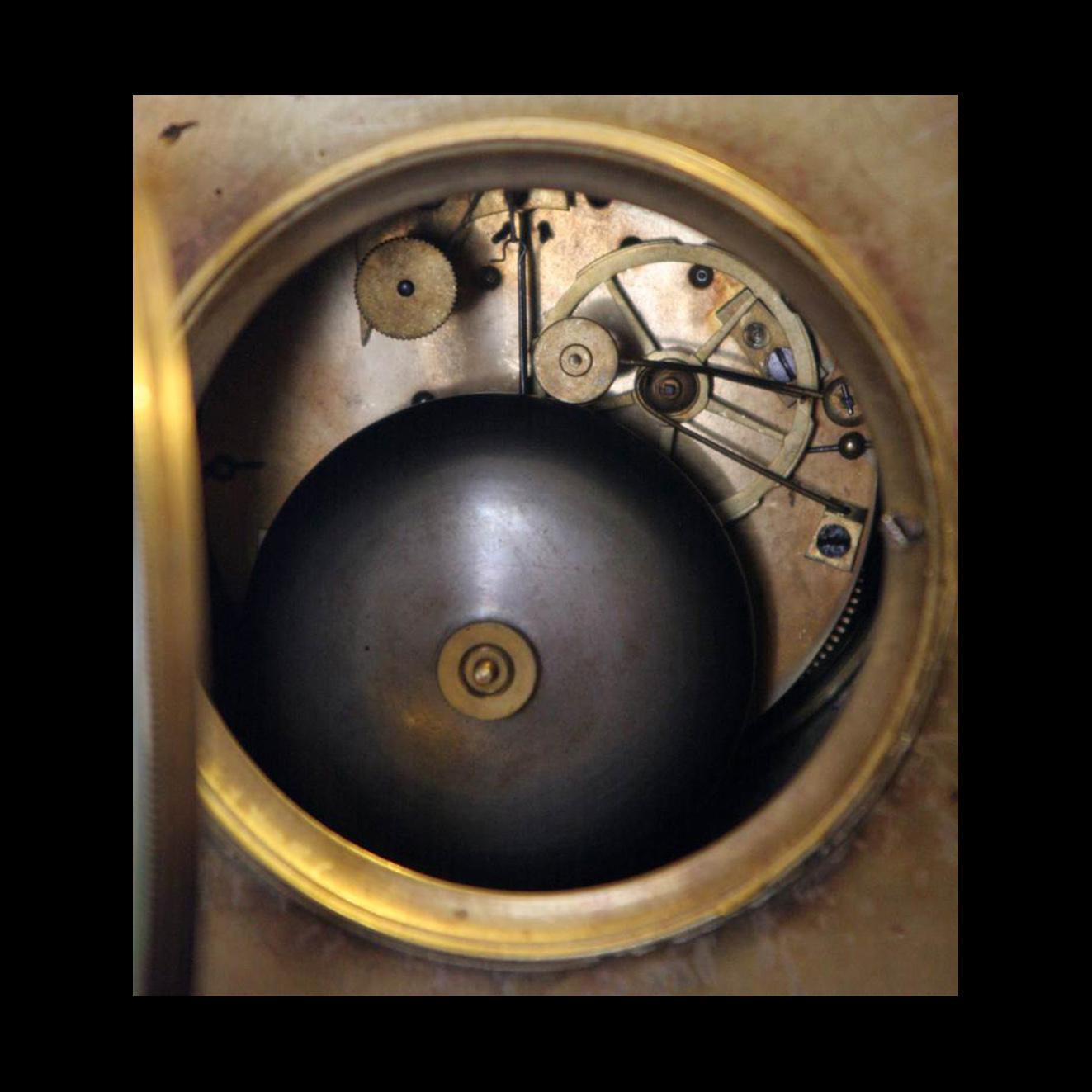 Charles V. - Commemoratives Kaminsims-Uhr-Set aus vergoldeter Bronze und schwarzem Marmor im Angebot 4