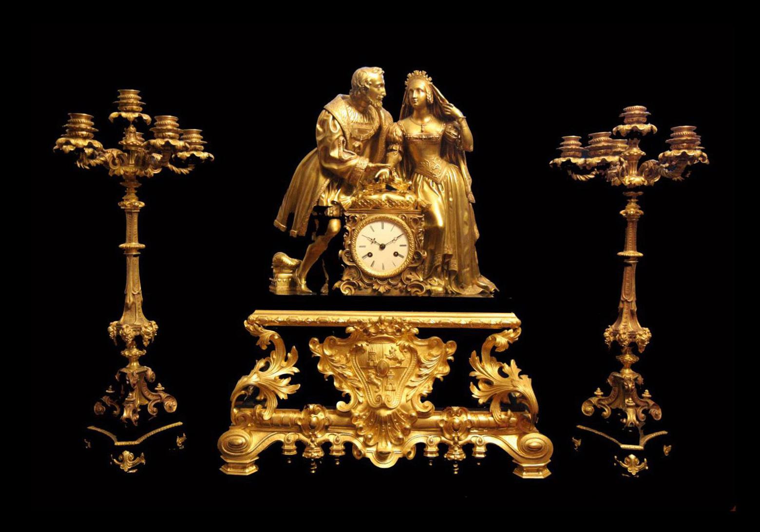 Eine prächtige Kaminuhr aus vergoldeter Bronze und schwarzem Marmor und ein dazugehöriger Kandelaber zur Erinnerung an die Hochzeit von Karl V. von Frankreich und Johanna von Bourbon, um 1840, direkt aus einem privaten Schloss außerhalb von Paris.