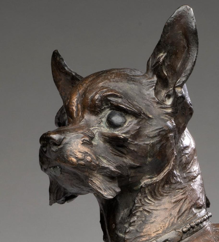 Antike Bronze Hundeskulptur 
Chihuahua "La Petite Belle Lydie"
Charles Valton (Franzose, 1851-1918)
Circa 15 1/2 x 10 1/4 x 7 

Lydie ist ein Chihuahua, was sie zu einem sehr seltenen Bild aus dem späten 19. Jahrhundert macht.

Lydie misst etwas