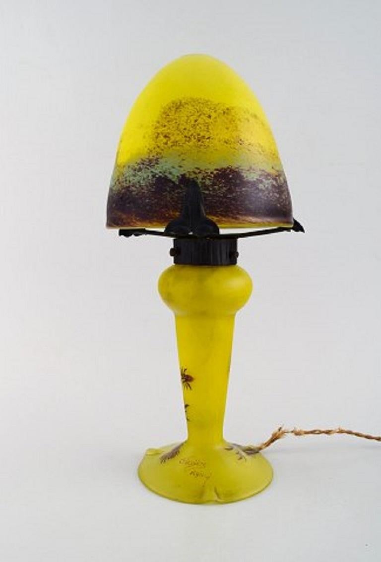 Charles Vessière, Nancy. Table lamp in yellow and blue/brown mouth-blown art glass with leaf-shaped screen holder.
Floral motif on the base,
1920s-1930s.
Measures: 35 x 15 cm.
In very good condition.
Carved signature.