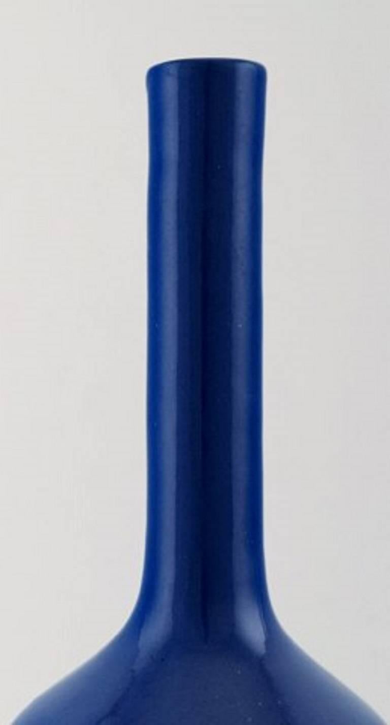Charles Voltz for Vallauris, France. Vase in stoneware with narrow neck.
Beautiful deep blue glaze.
Signed: C. Voltz, mid-1900s.
In perfect condition.
Measures: 31 cm.