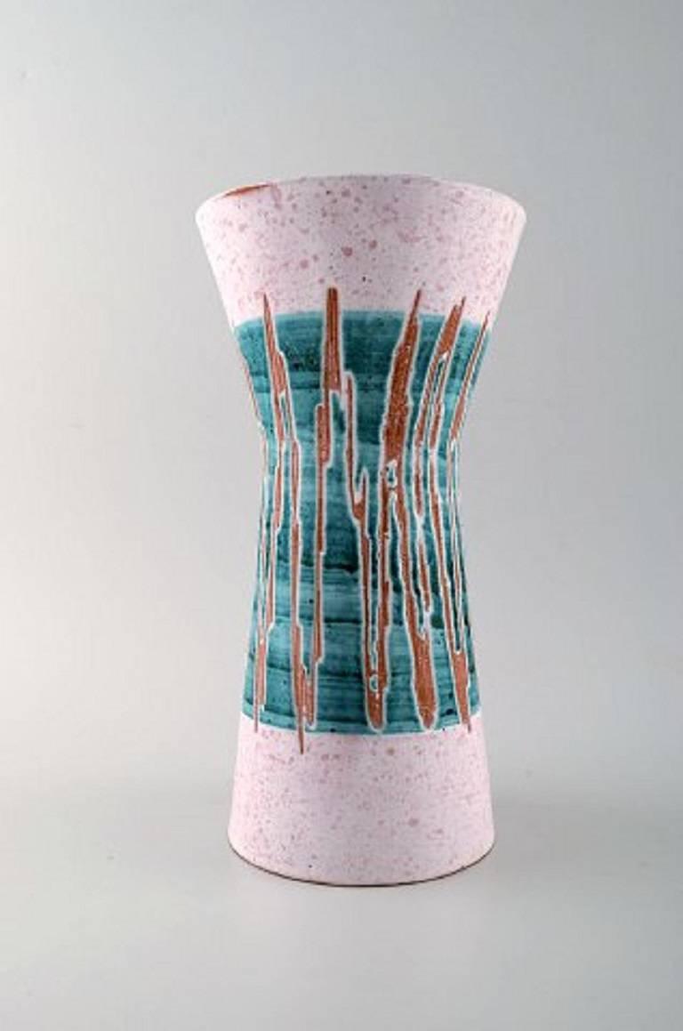 Vase en grès de Charles Voltz pour Vallauris.
Signé : CH. Voltz, milieu du XXe siècle.
En parfait état.
Dimensions : 22 cm x 20 cm : 22 cm x 20 cm.