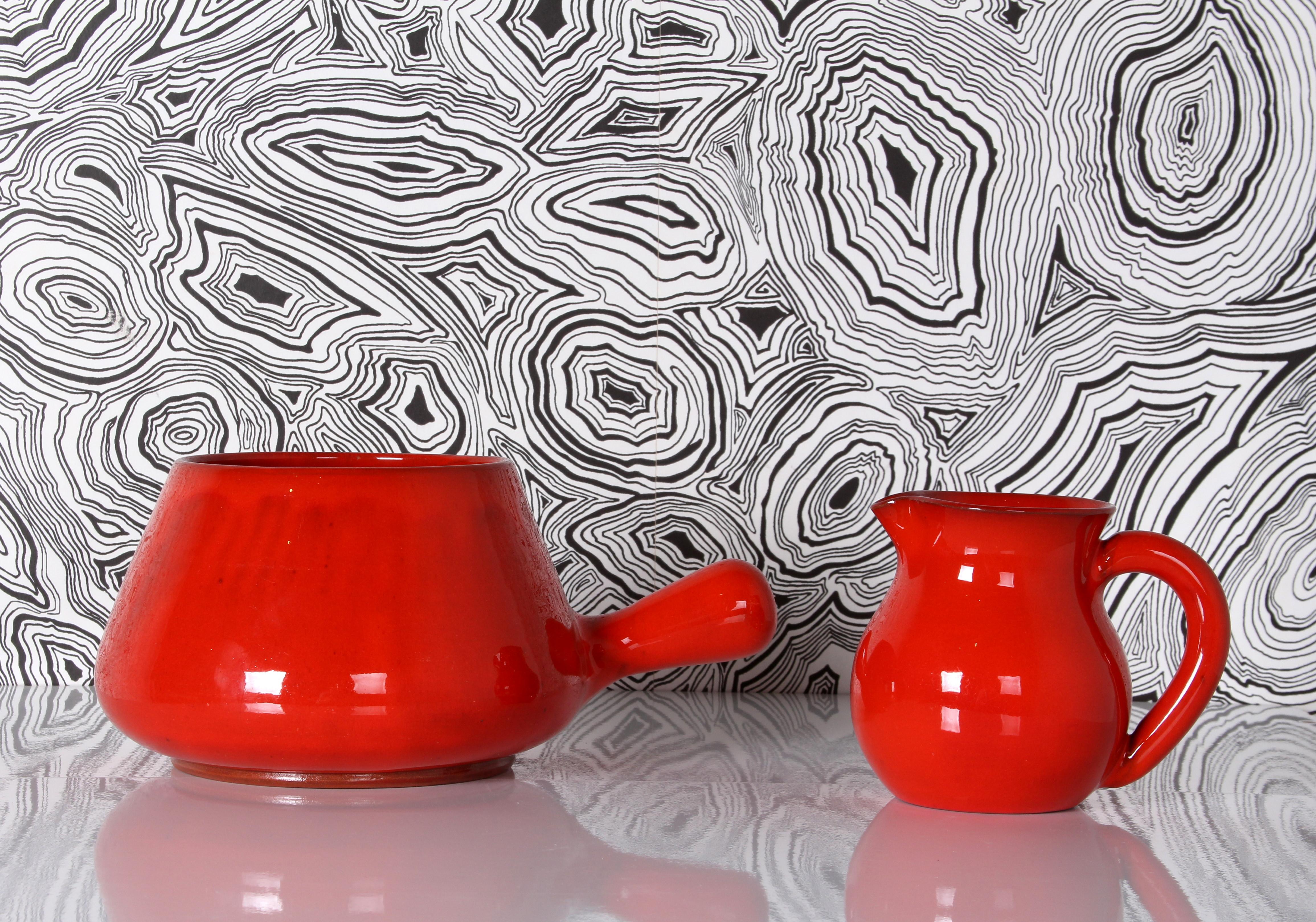 SET di 2 
Charles Charles Voltz (1923-1997) si trasferì a Vallauris AM nel 1950, dove ebbe uno studio per molti anni. Le sue ceramiche erano nel tipico stile esuberante di Vallauris AM della metà del secolo scorso, con smalti colorati e spesso molto