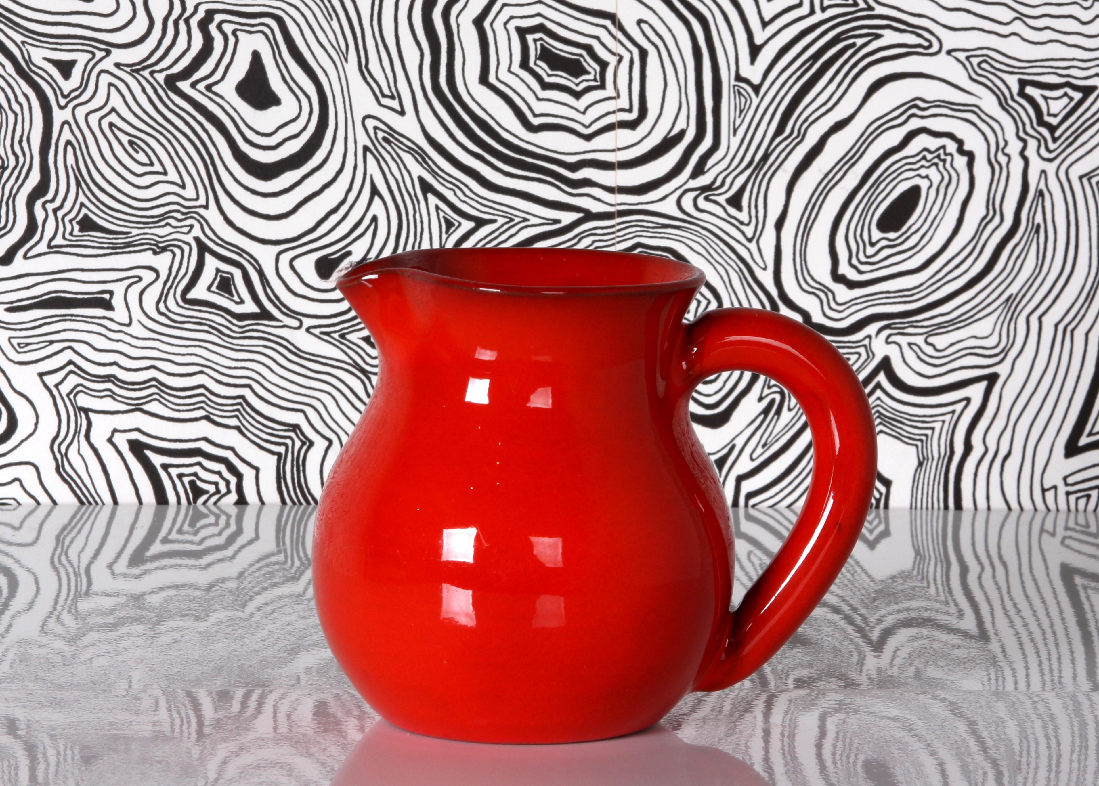 Metà XX secolo Charles Voltz Vallauris Pottery SET: Brocca e casseruola con tipica smaltatura rossa a bassa cottura in vendita