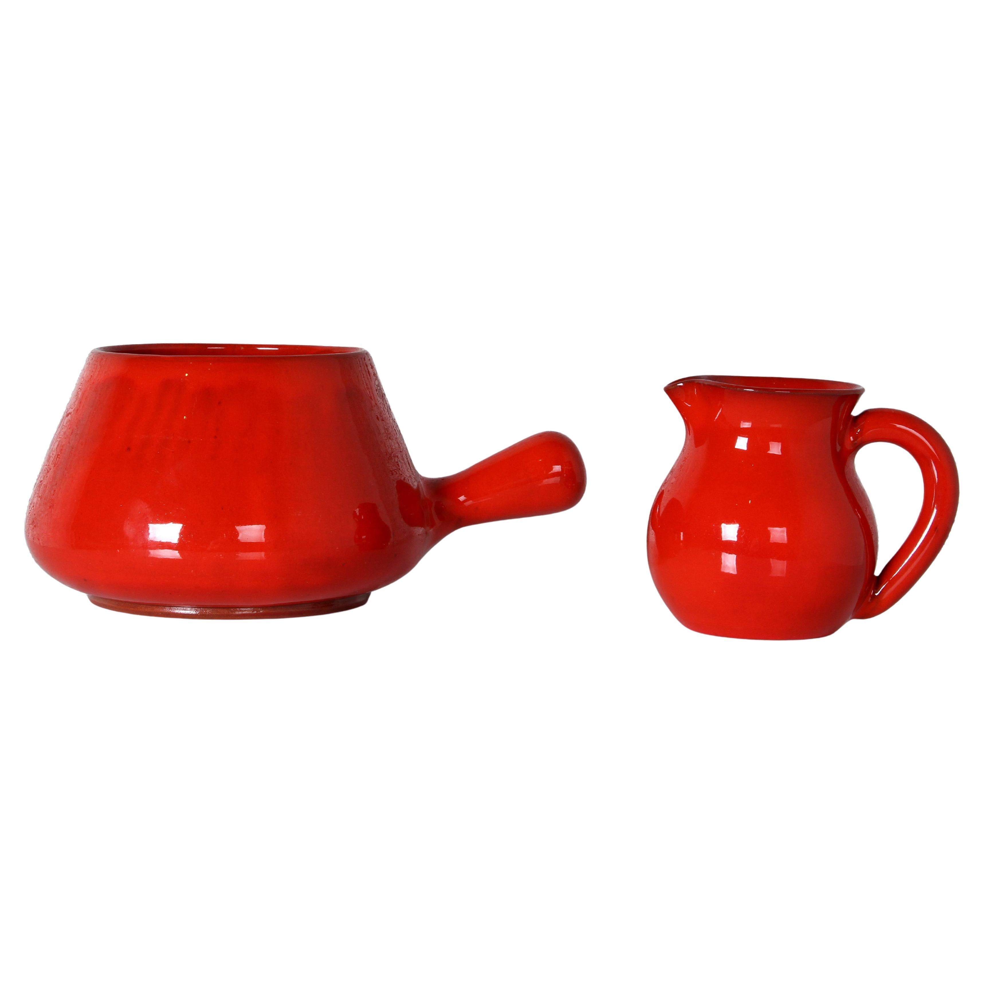 Argilla Charles Voltz Vallauris Pottery SET: Brocca e casseruola con tipica smaltatura rossa a bassa cottura in vendita