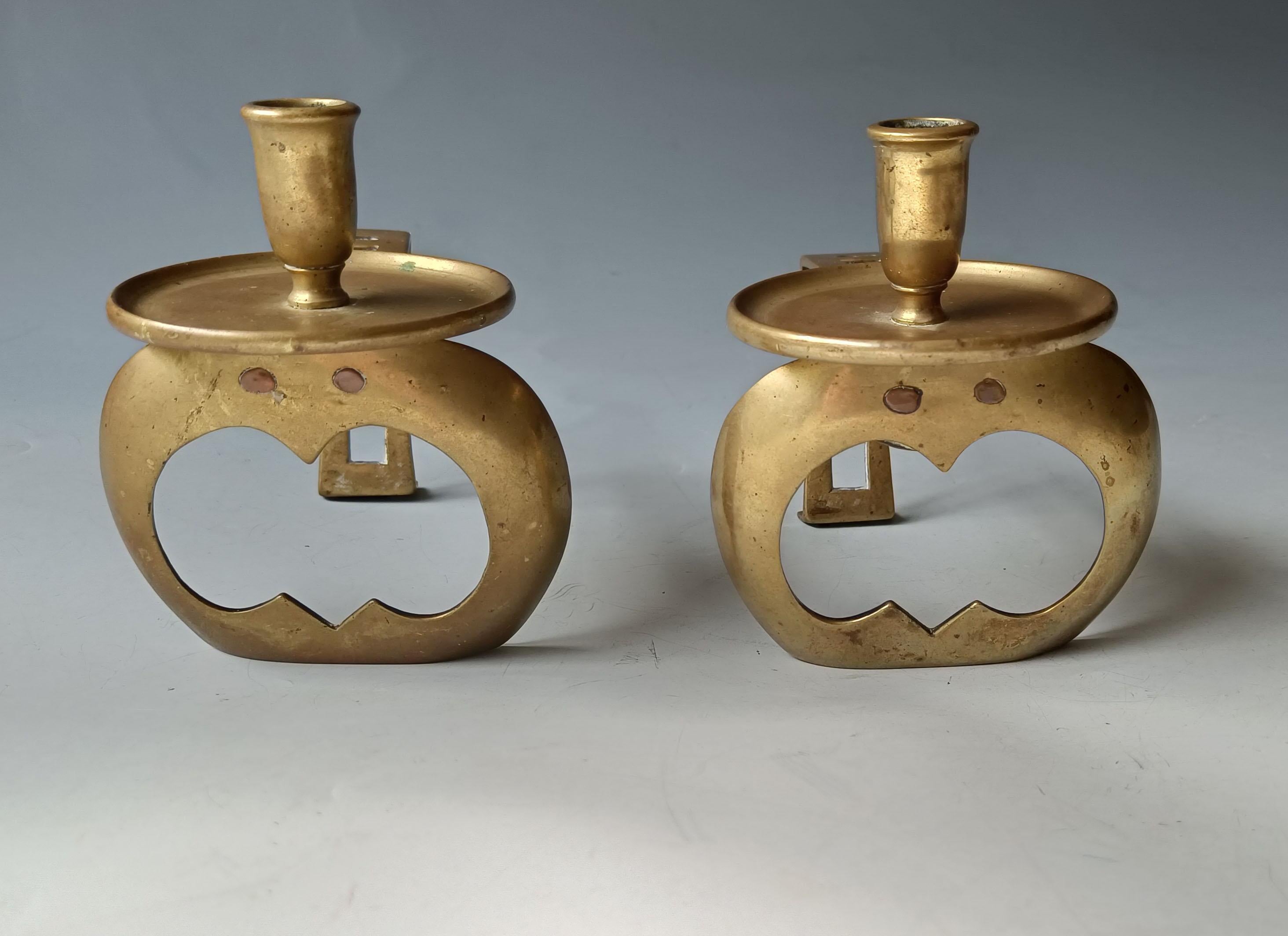 Una rara coppia di Pumpkin dal design simile a quello della zucca.  Portacandele in ottone Arts & Crafts  dal designer Charles Voysey   Prodotto da Edward Barnard & Sons Circa 1910   Un design piuttosto interessante in stile zucca ritagliata con