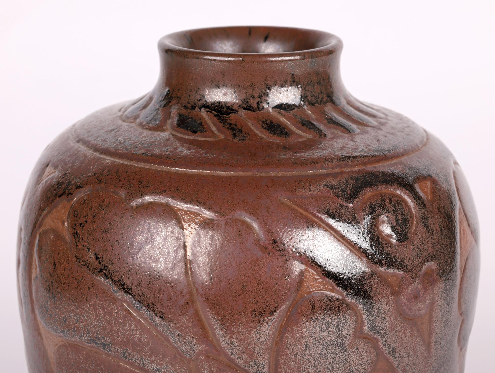 Eine seltene und ungewöhnliche Vase von Studio Pottery mit chinesischem Blattmuster des bekannten Töpfers Charles Vyse (britisch, 1882 - 1971), die 1928 in seinen Londoner Ateliers in Chelsea hergestellt wurde. Die stark getöpferte Vase hat eine