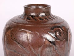 Vase en poterie à motif de feuillage de Charles Vyse Studio, 1928