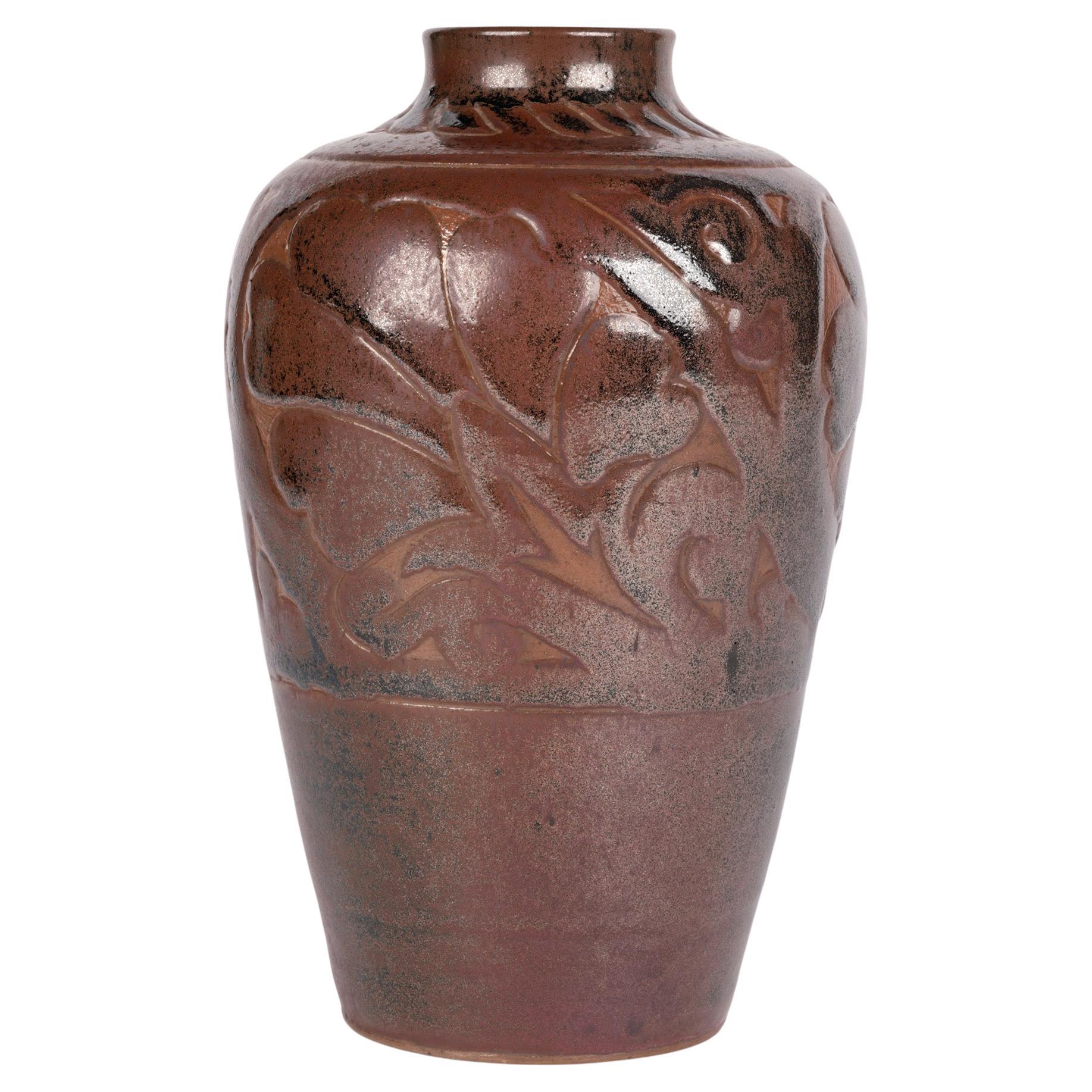 Vase en poterie à motif de feuillage de Charles Vyse Studio, 1928