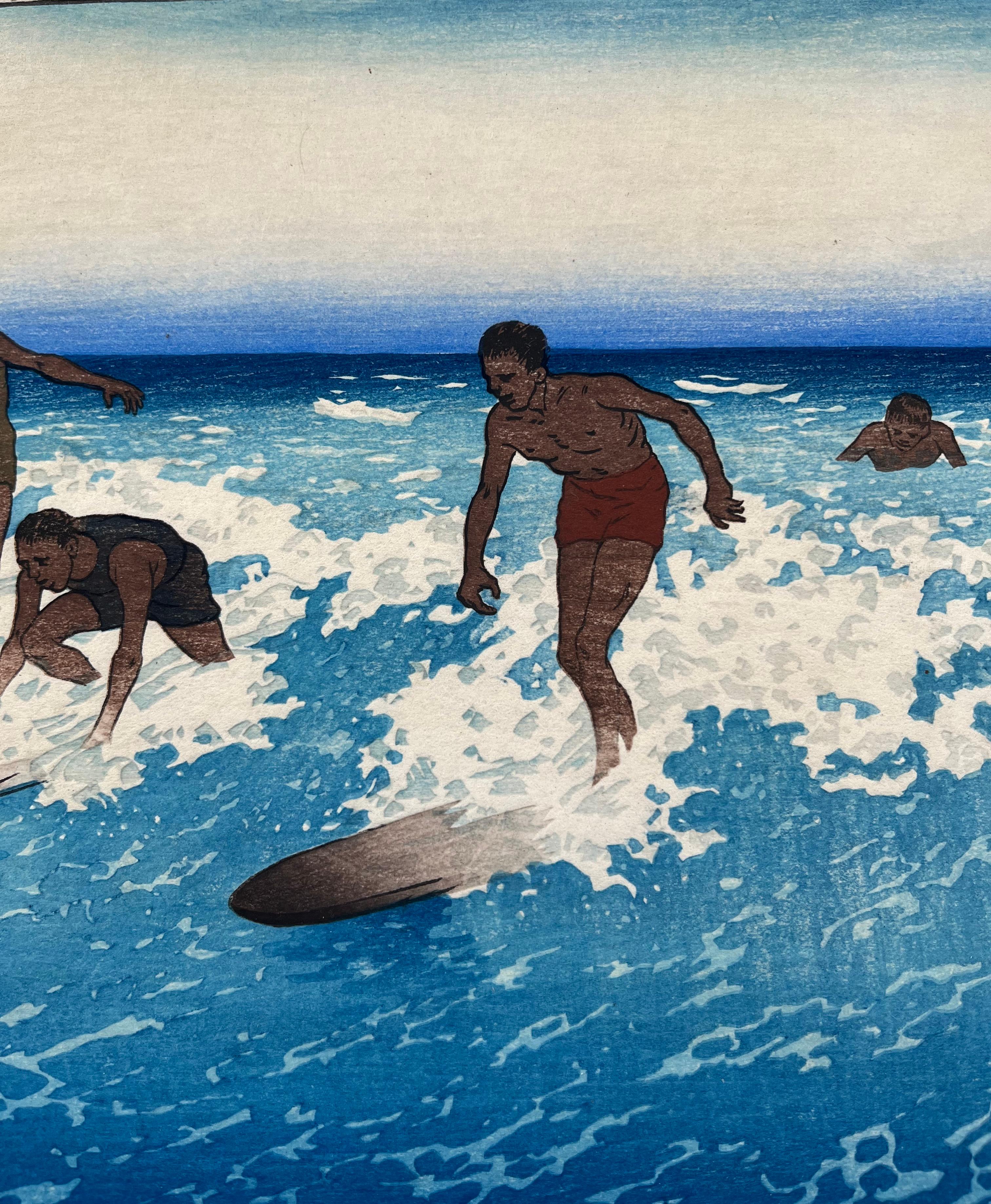 Una imagen increíblemente rara de los primeros días del surf en Hawai, que data de alrededor de 1921. Los sorprendentes contrastes y la intrincada técnica evocan inmediatamente el arte xilográfico japonés, en particular La Gran Ola de Katsushika