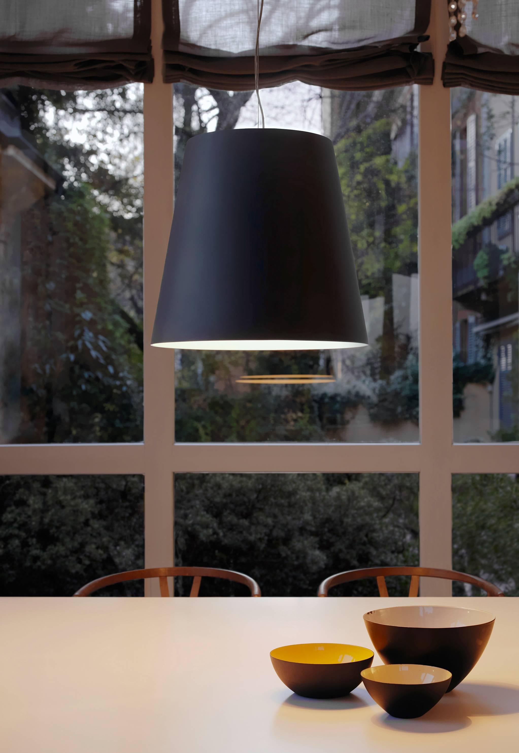 Die 2003 von Charles Williams für Fontana Arte entworfene Hängeleuchte Amax ist eine extragroße Interpretation des klassischen FontanaArte-Lampenschirms. Amax ist eine Familie von Hänge- und Stehleuchten, die sowohl für den Innen- als auch für den