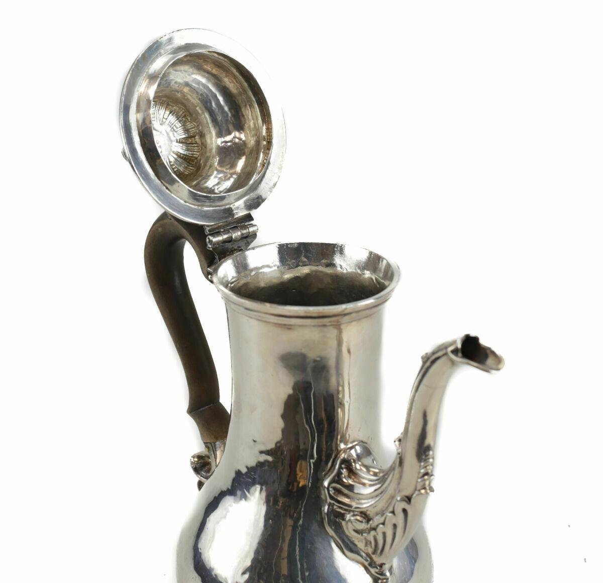 Charles Wright London George III Sterling Silver Coffee Pot In Good Condition For Sale In Pasadena, CA