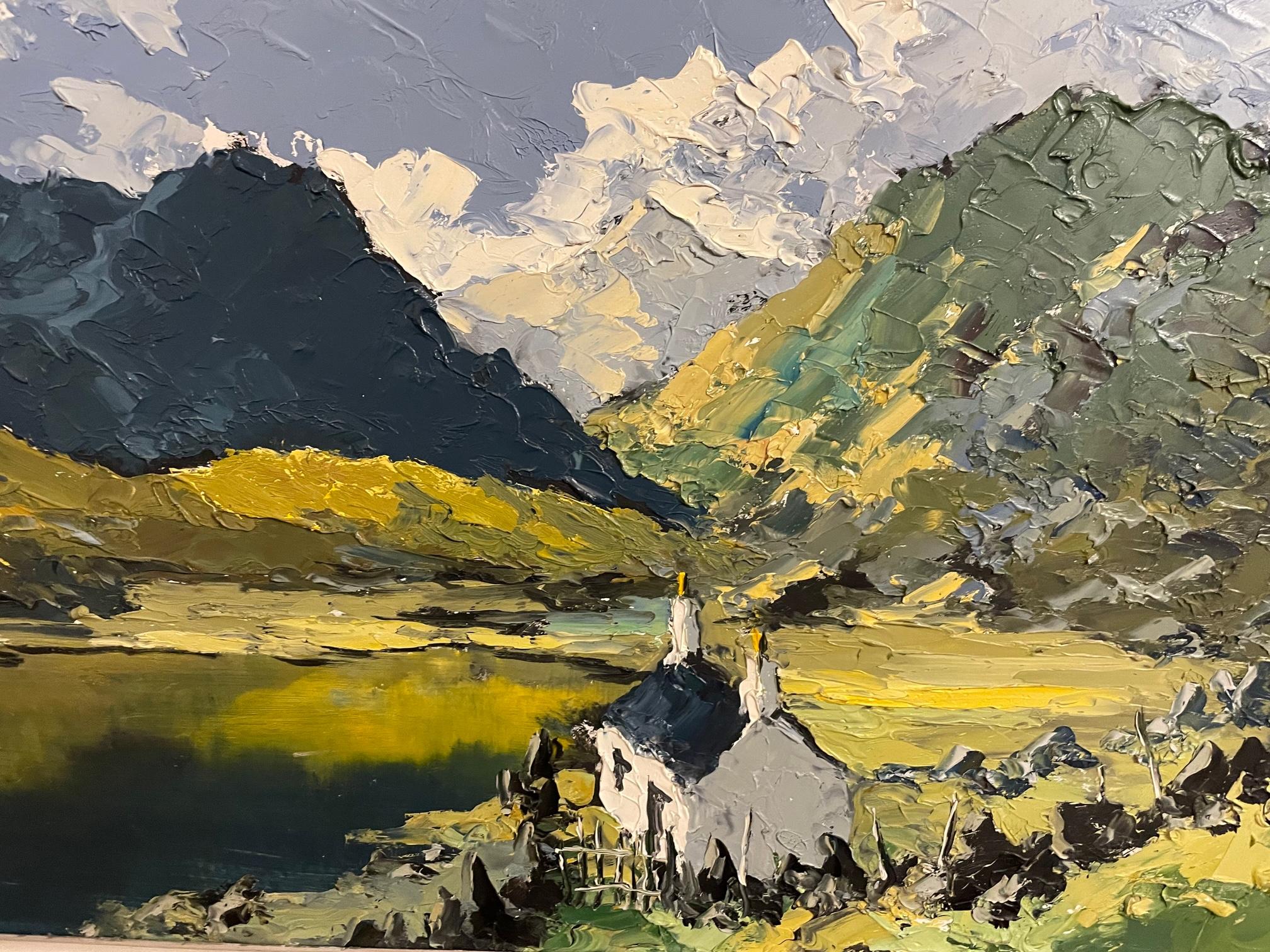 Óleos empastados contemporáneos de ricos y profundos colores, ésta es una escena paisajística tradicional de una granja y un lago con una estética moderna. Impresionante contraste desde las montañas que se elevan del lienzo hasta los tranquilos