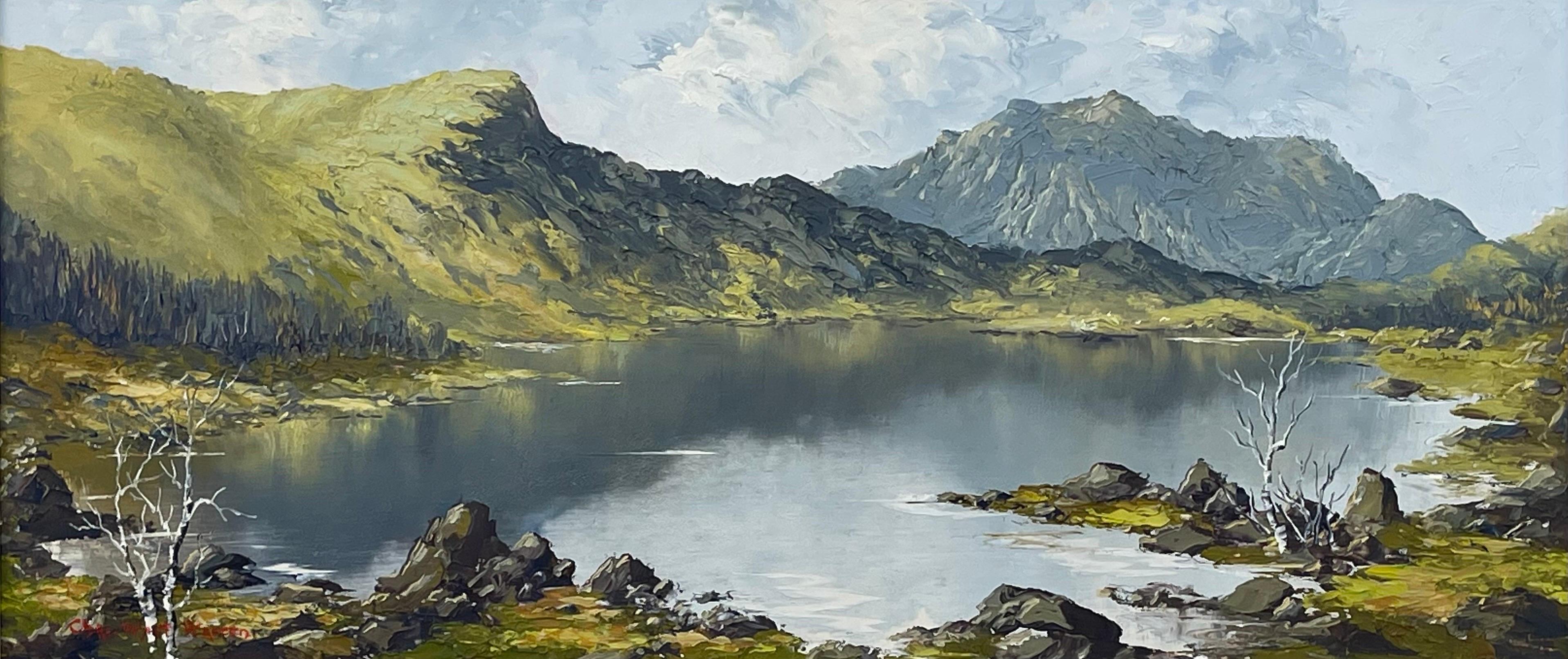 Paisaje lacustre de montaña Pintura al óleo al fresco del artista británico del siglo XX, Charles Wyatt Warren (1908-1993)

Medidas de la obra: 21 x 9 pulgadas 
El marco mide 26 x 14 pulgadas 

Presentado en moldura Frinton blanca hueso acabada a