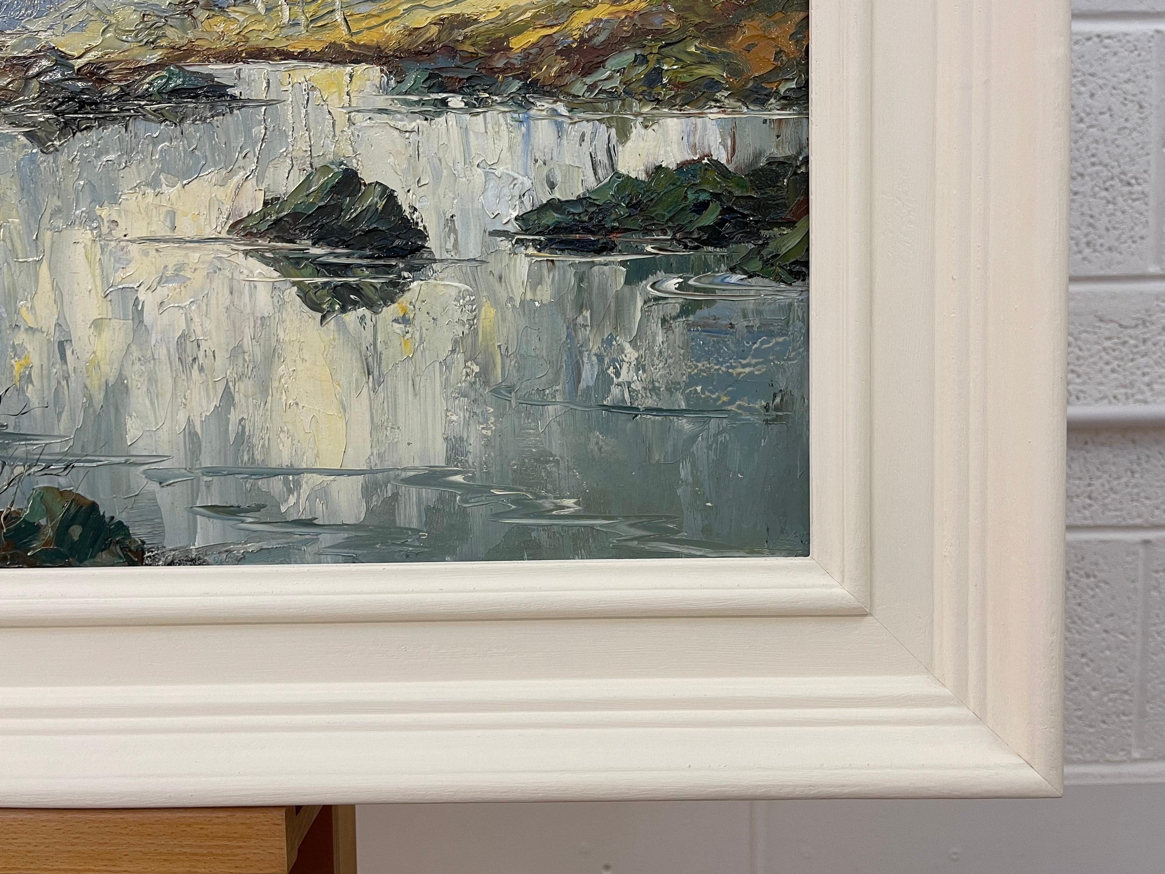 Pintura al óleo de la ribera de un río con abedules plateados y colinas y montañas neblinosas en venta 7