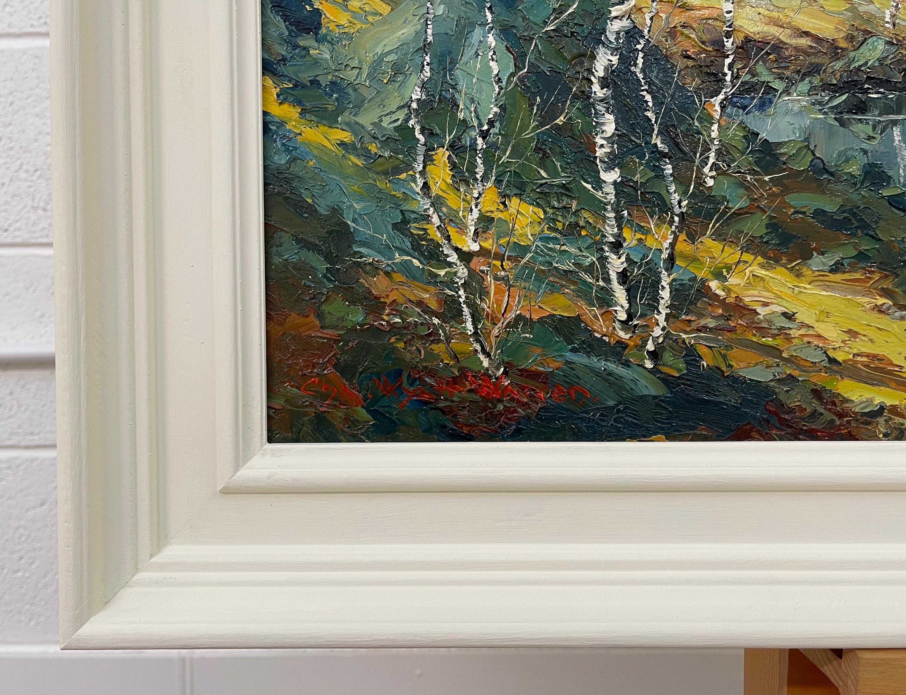 Pintura al óleo de la ribera de un río con abedules plateados y colinas y montañas neblinosas en venta 1