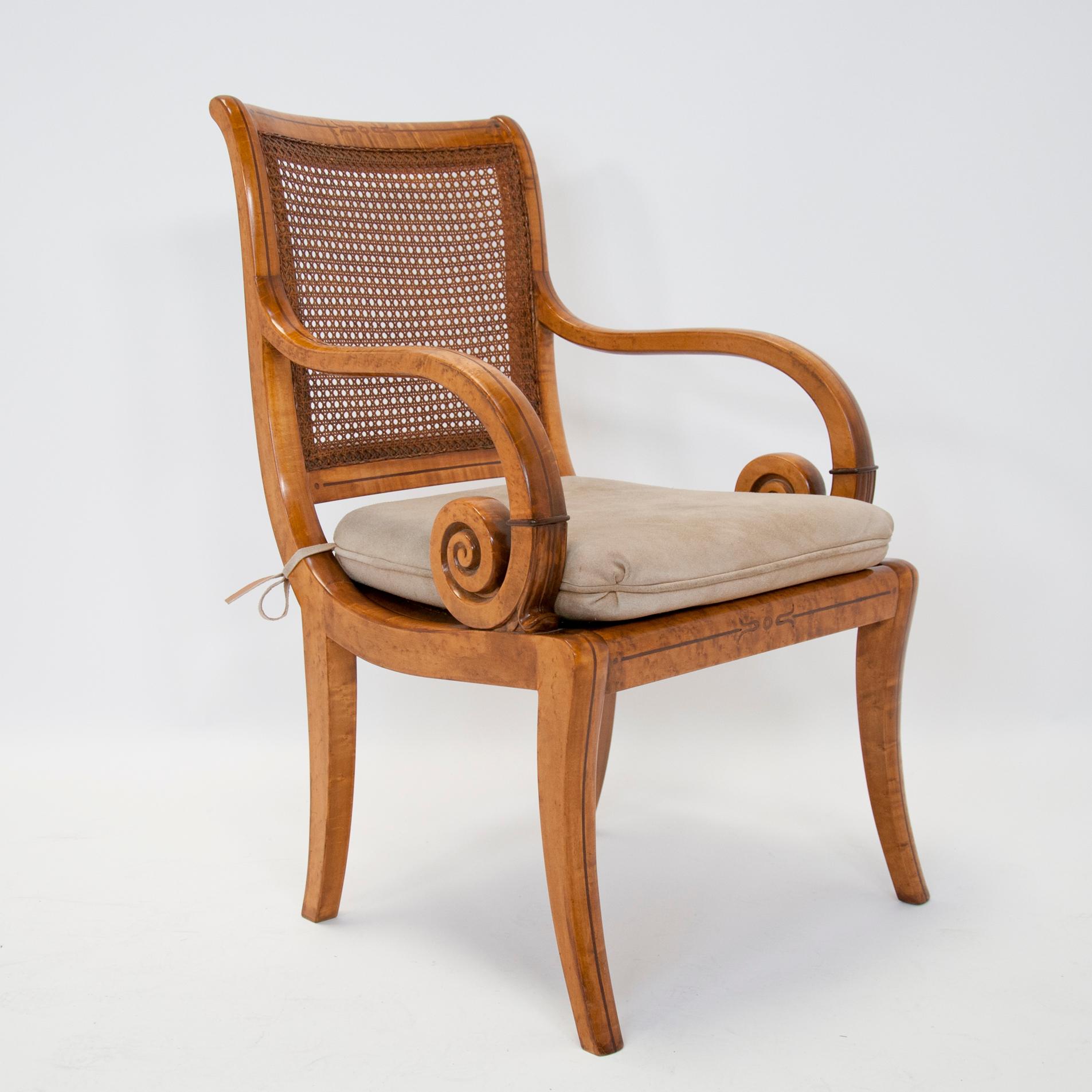 Caned-Sessel aus Vogelaugenahorn von Charles X. im Zustand „Gut“ im Angebot in Palm Springs, CA