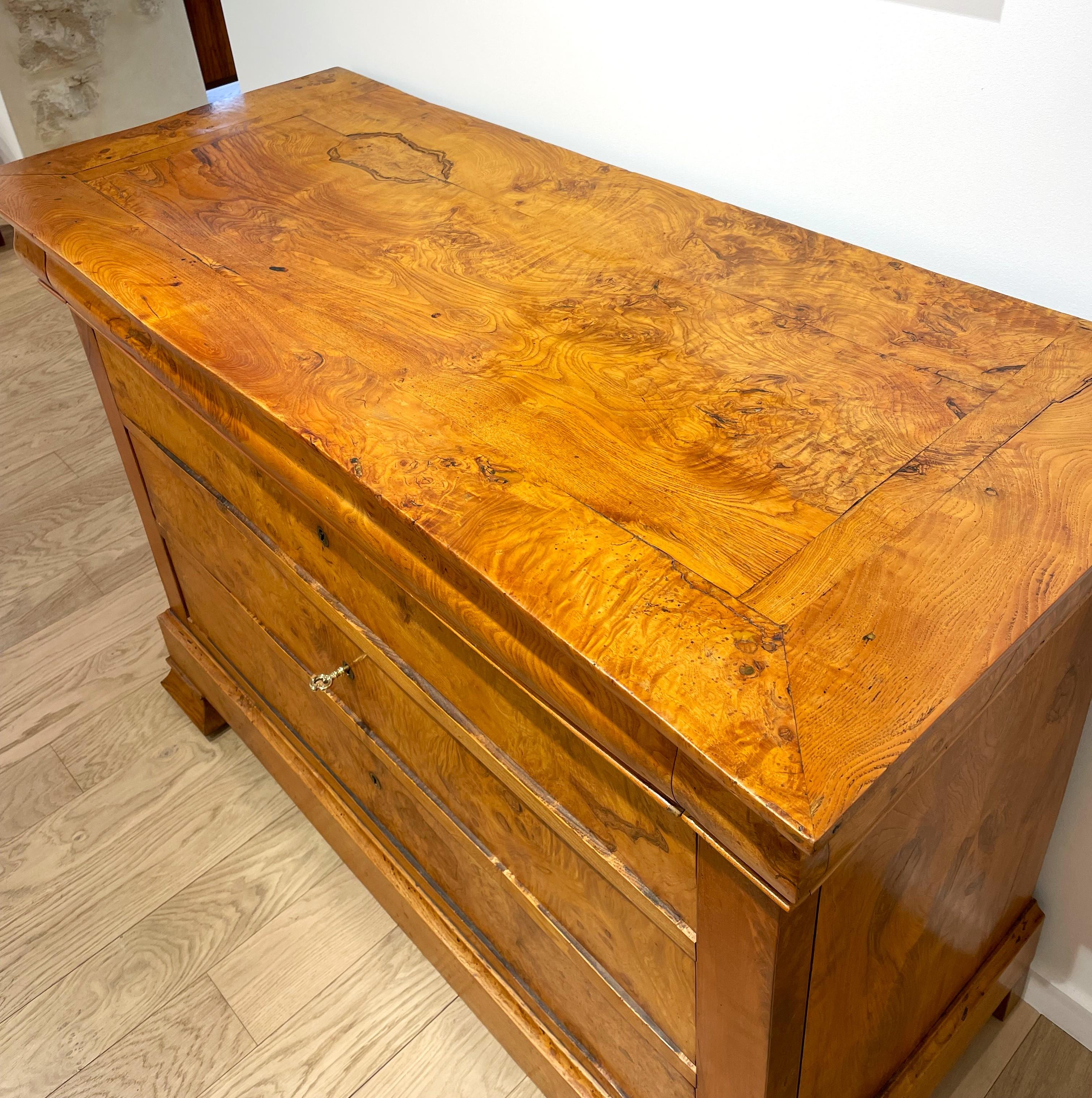 Charles X chest of drawers  In elm burl For Sale 3