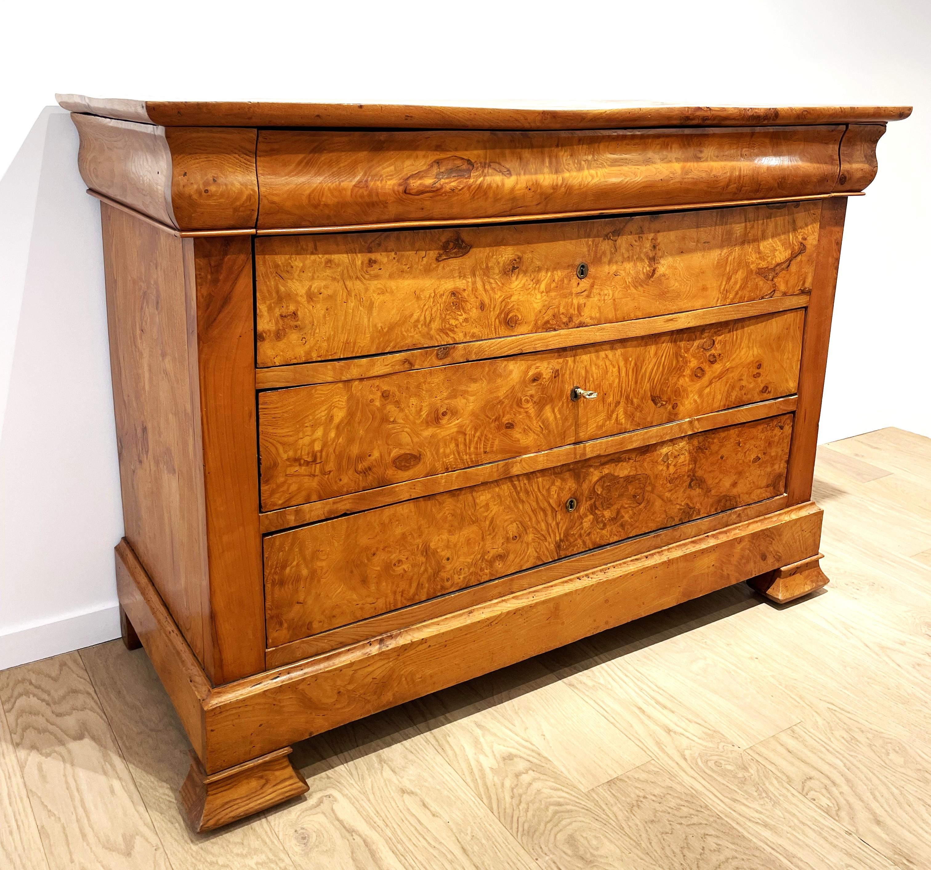 French Charles X chest of drawers  In elm burl For Sale