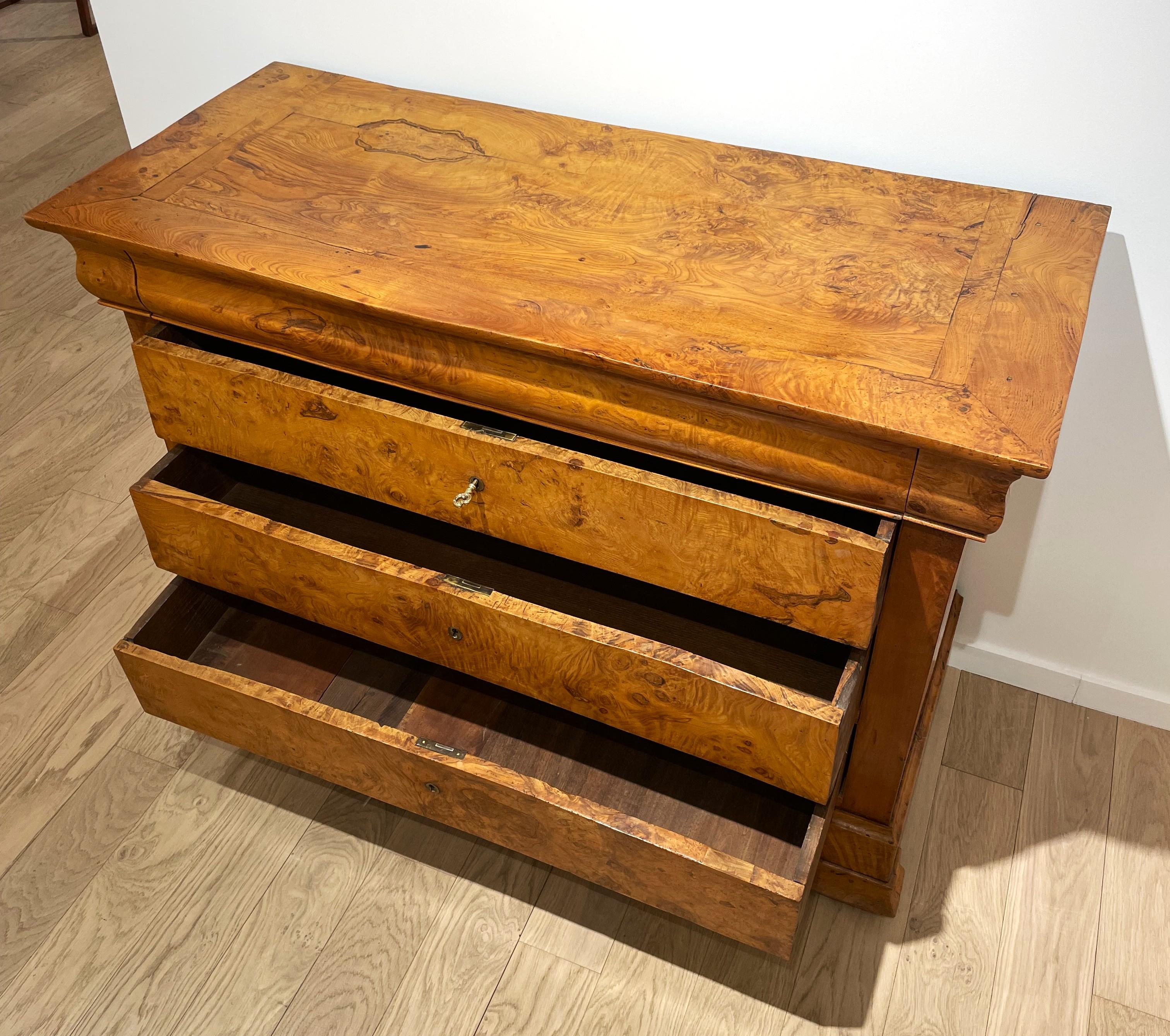 Charles X chest of drawers  In elm burl In Fair Condition For Sale In PARIS, FR