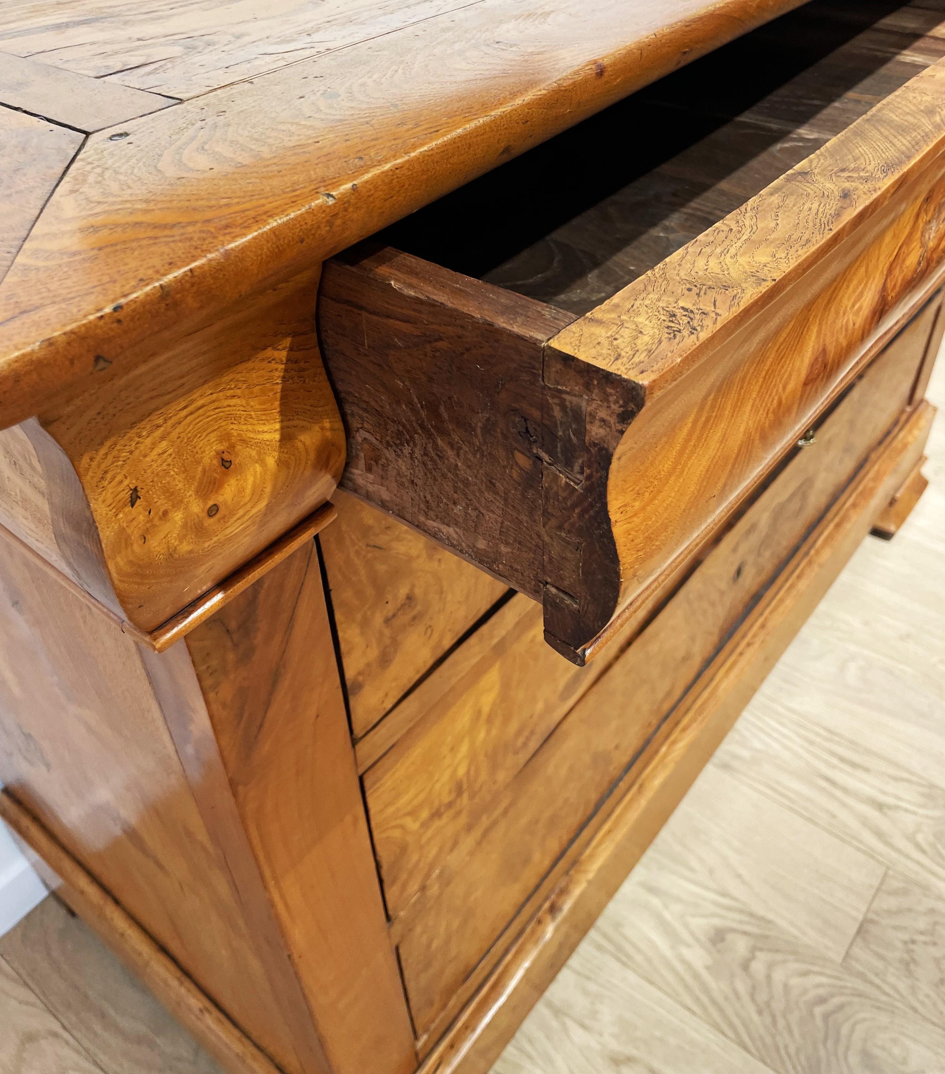 19th Century Charles X chest of drawers  In elm burl For Sale