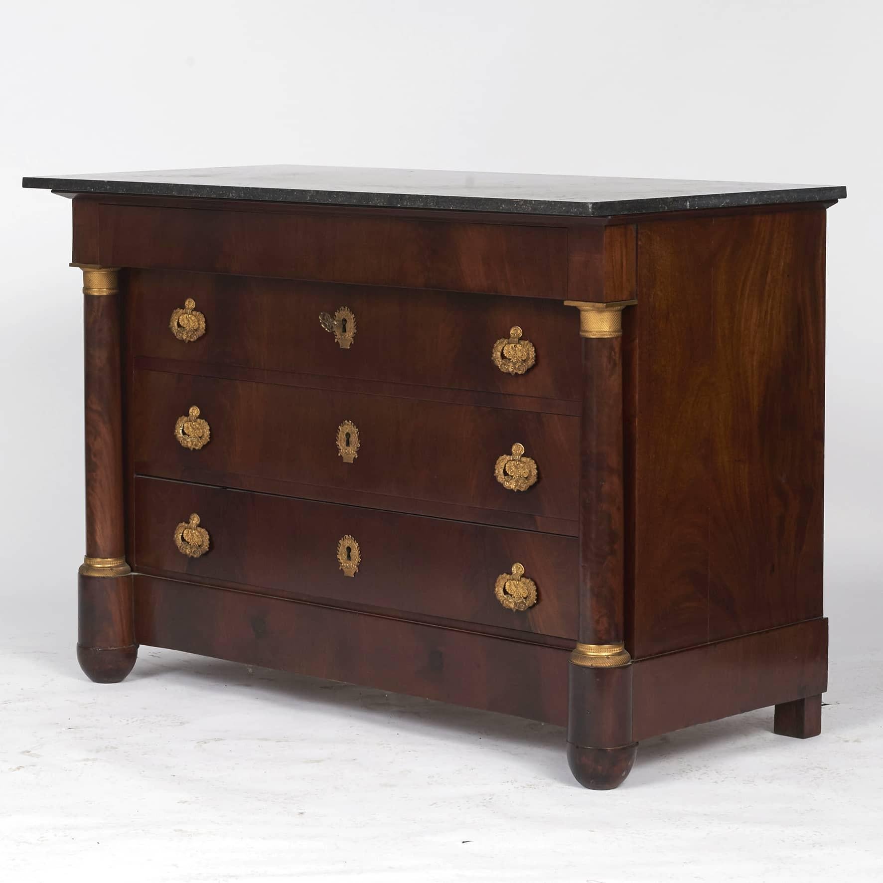 Charles X mahogany chest of drawers with top in Belgian black marble.
4 Drawers flanked by free columns with gilded bronze capitals.
Top drawer characterized by simplicity without decorations, the bottom 3 with original gilded hardware and