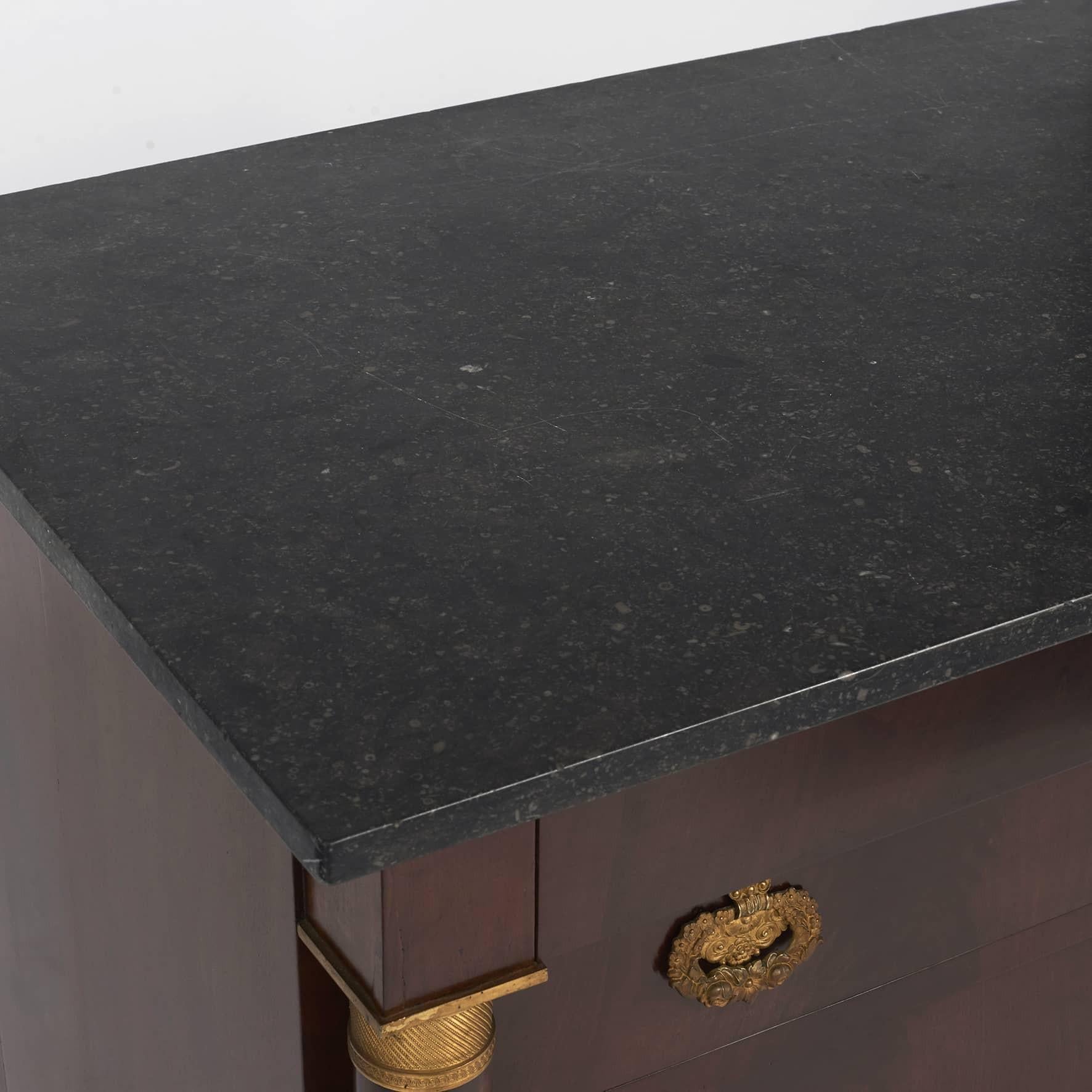 Francese Cassettiera Charles X in mogano e marmo nero, Francia, C. 1820 in vendita