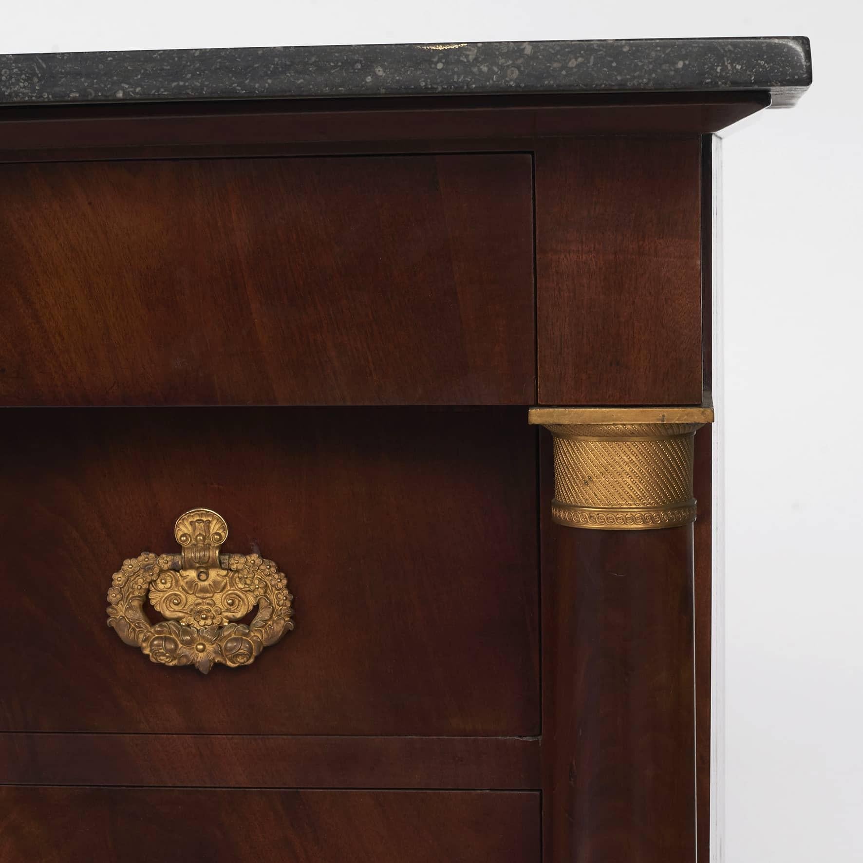 Dorato Cassettiera Charles X in mogano e marmo nero, Francia, C. 1820 in vendita