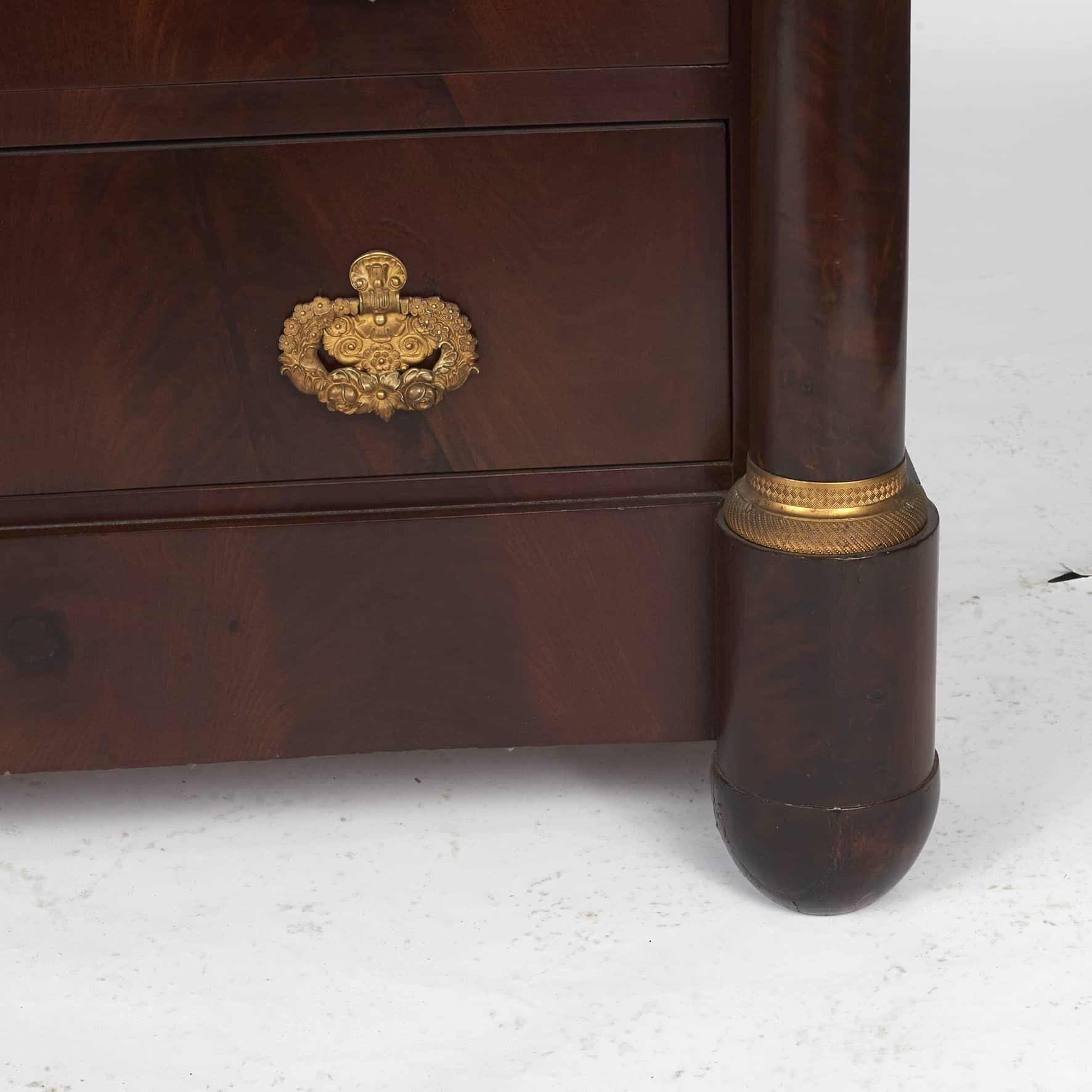 Bronzo Cassettiera Charles X in mogano e marmo nero, Francia, C. 1820 in vendita
