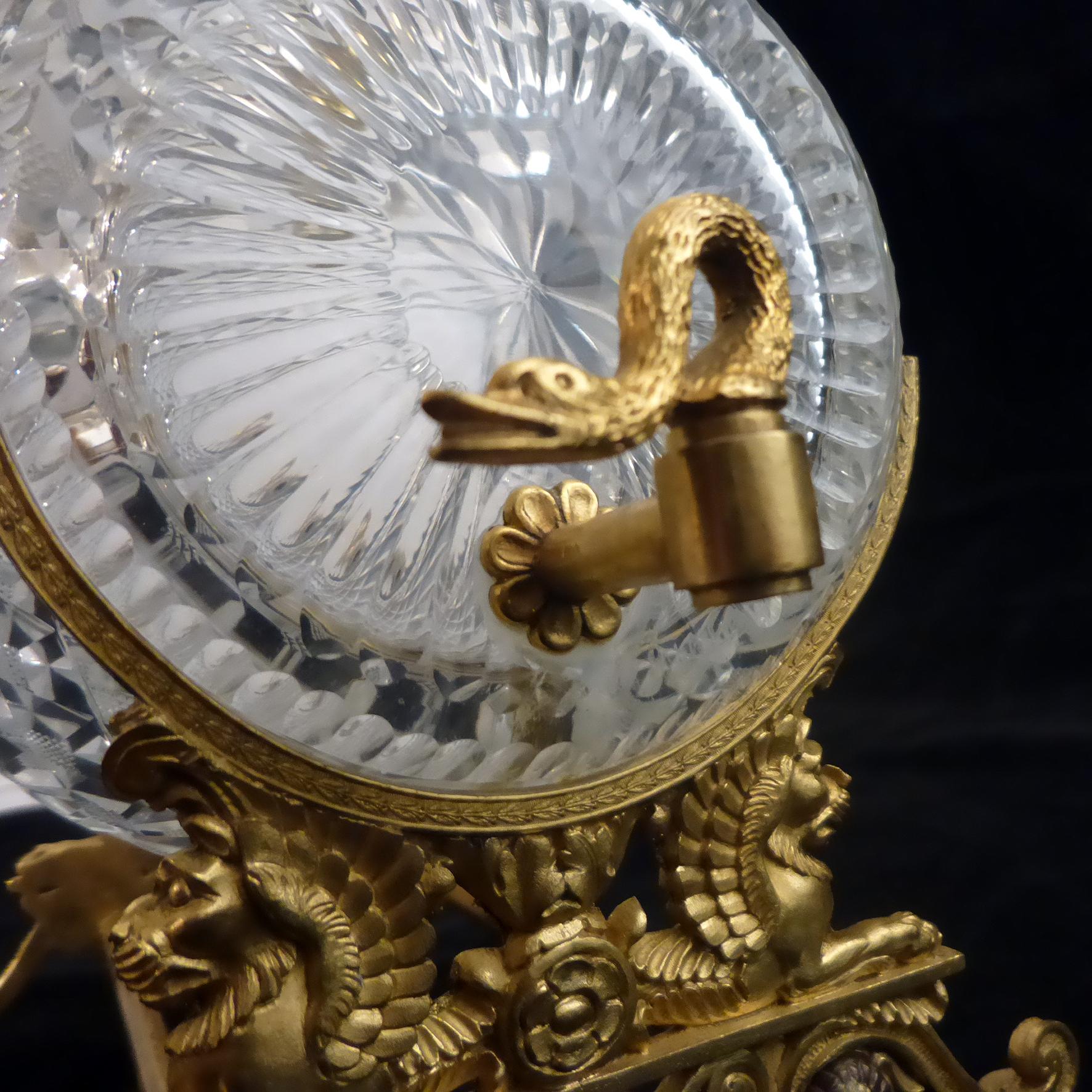 Charles X. Spirit- oder Parfümflaschenbecher aus Kristall und vergoldeter Bronze im Zustand „Gut“ im Angebot in Brighton, West Sussex