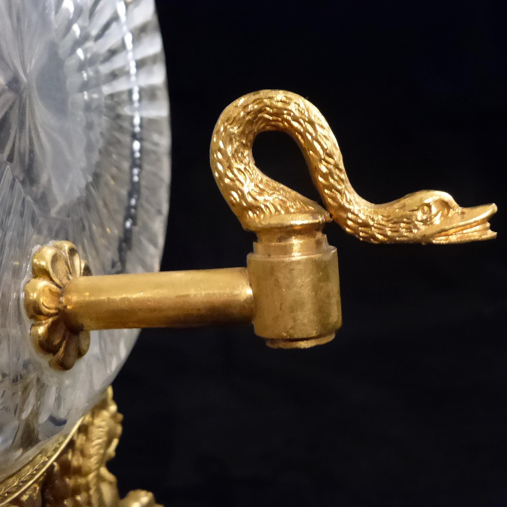 Charles X. Spirit- oder Parfümflaschenbecher aus Kristall und vergoldeter Bronze (19. Jahrhundert) im Angebot